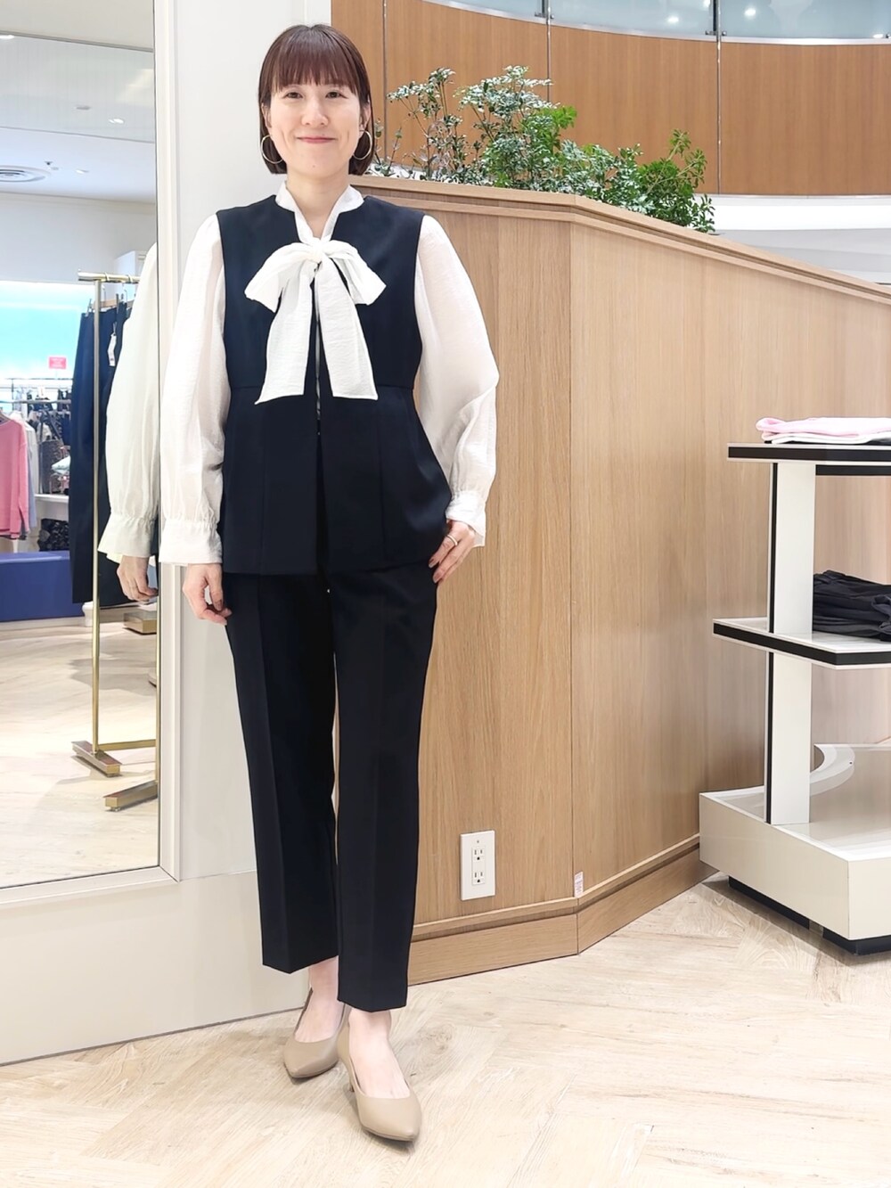 ブルー系のその他パンツ、ブルー系のベスト、ホワイト系のシャツ/ブラウスを着用したレディースの冬コーディネートの6枚目の写真