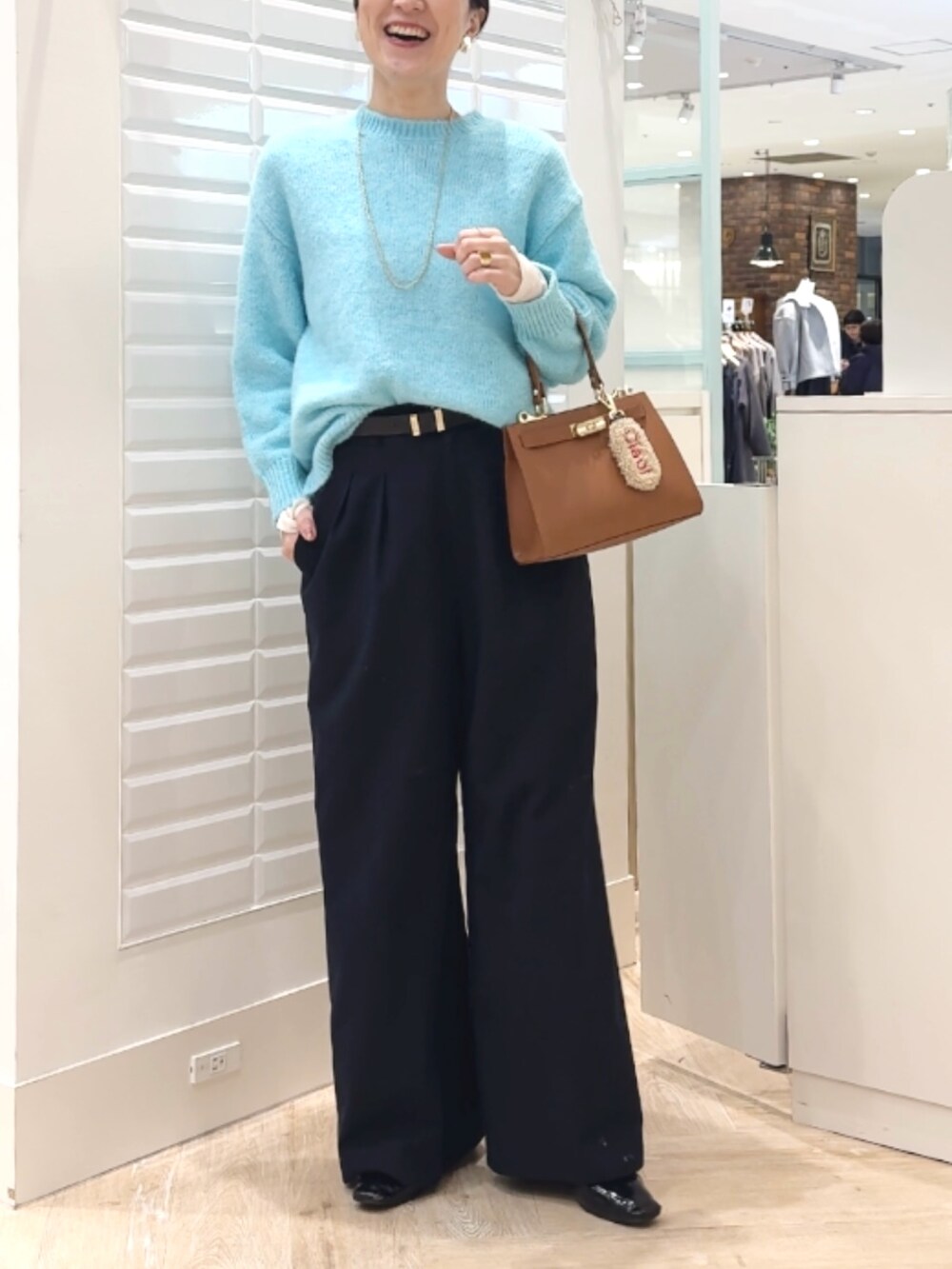 「ニット、ニットコーデ、ブルー、ターコイズブルー、ターコイズ、レザーバッグ、大人女子、冬のコーデ、パンツスタイル、ふわふわニット、ふわふわ、女子会コーデ、あったかコーデ」|「Lisa Conteのムートン刺繍チャーム made in Italy(チャーム、ベージュ系)」を使った、yamaguchiさん(レディース・163cm)の冬コーディネートの8枚目の写真