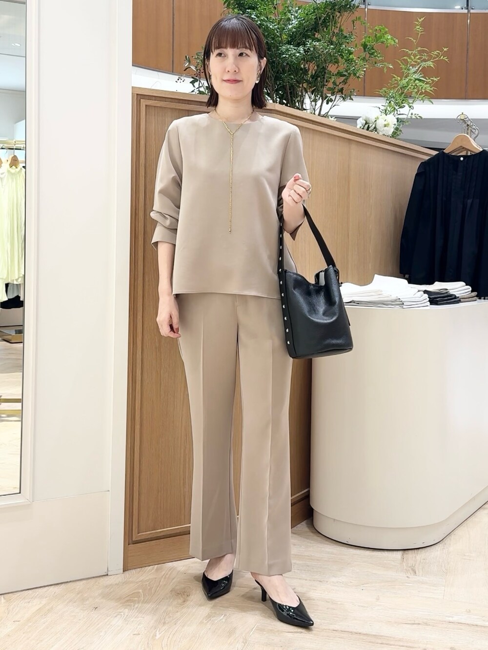 ブラック系のショルダーバッグ、ベージュ系のその他パンツ、ベージュ系のシャツ/ブラウスを着用したレディースの秋コーディネートの4枚目の写真