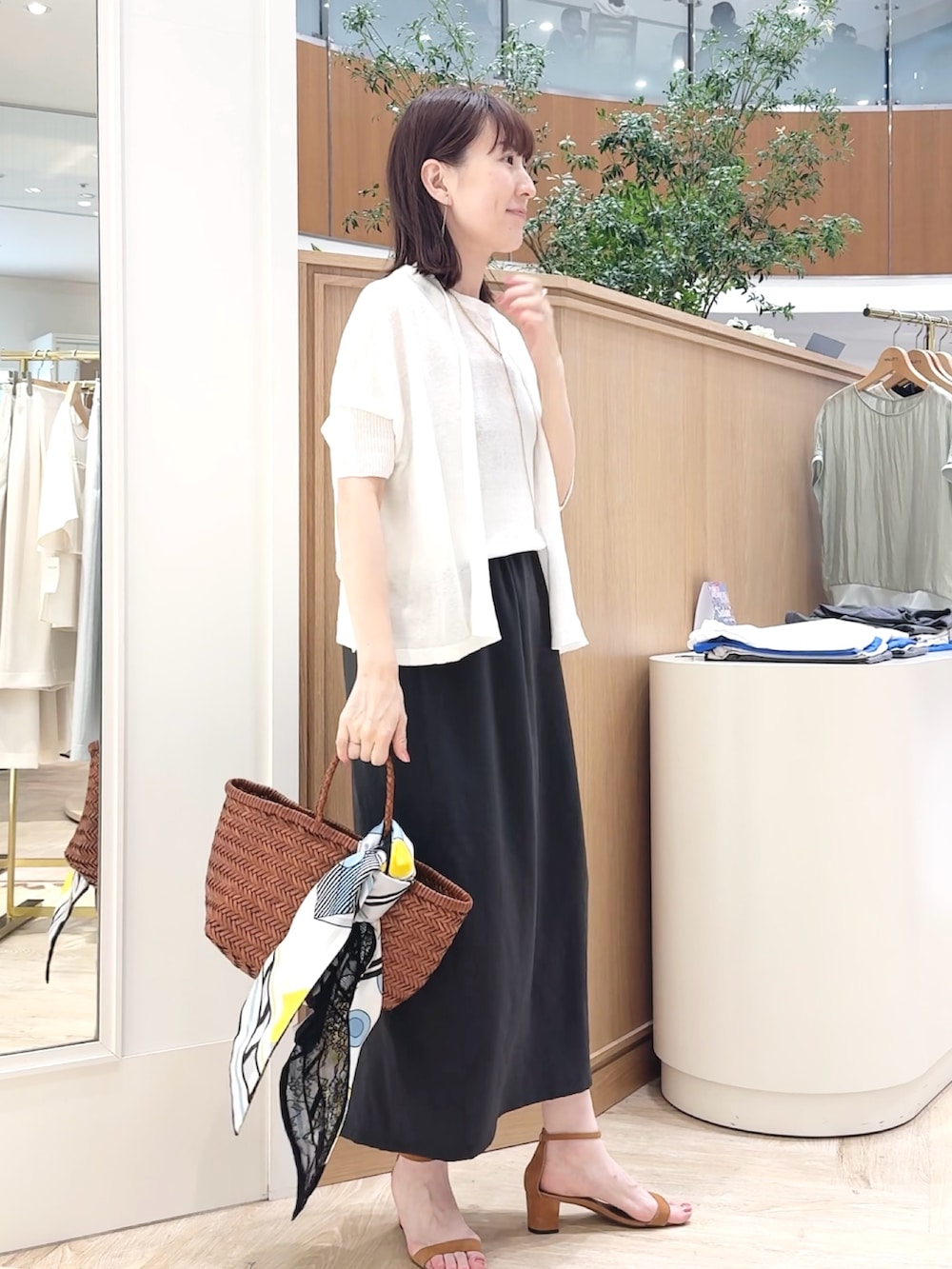 「アンサンブル、ニット、ボレロ、カーディガン、カーディガンコーデ、夏コーデ、淡色コーデ、ロングスカート、きれいめカジュアル、タイトスカート、オフィスカジュアル、オフィススタイル、オフィスコーデ、夏服」｜「NOLLEY’Sの【松葉☆別注アイテム】《セットアップ対応》エアリージョーゼットイージータイトスカート（スカート、グレー系）」を使った、yamaguchiさん（骨格ナチュラル・レディース・163cm）の夏コーディネートの6枚目の写真