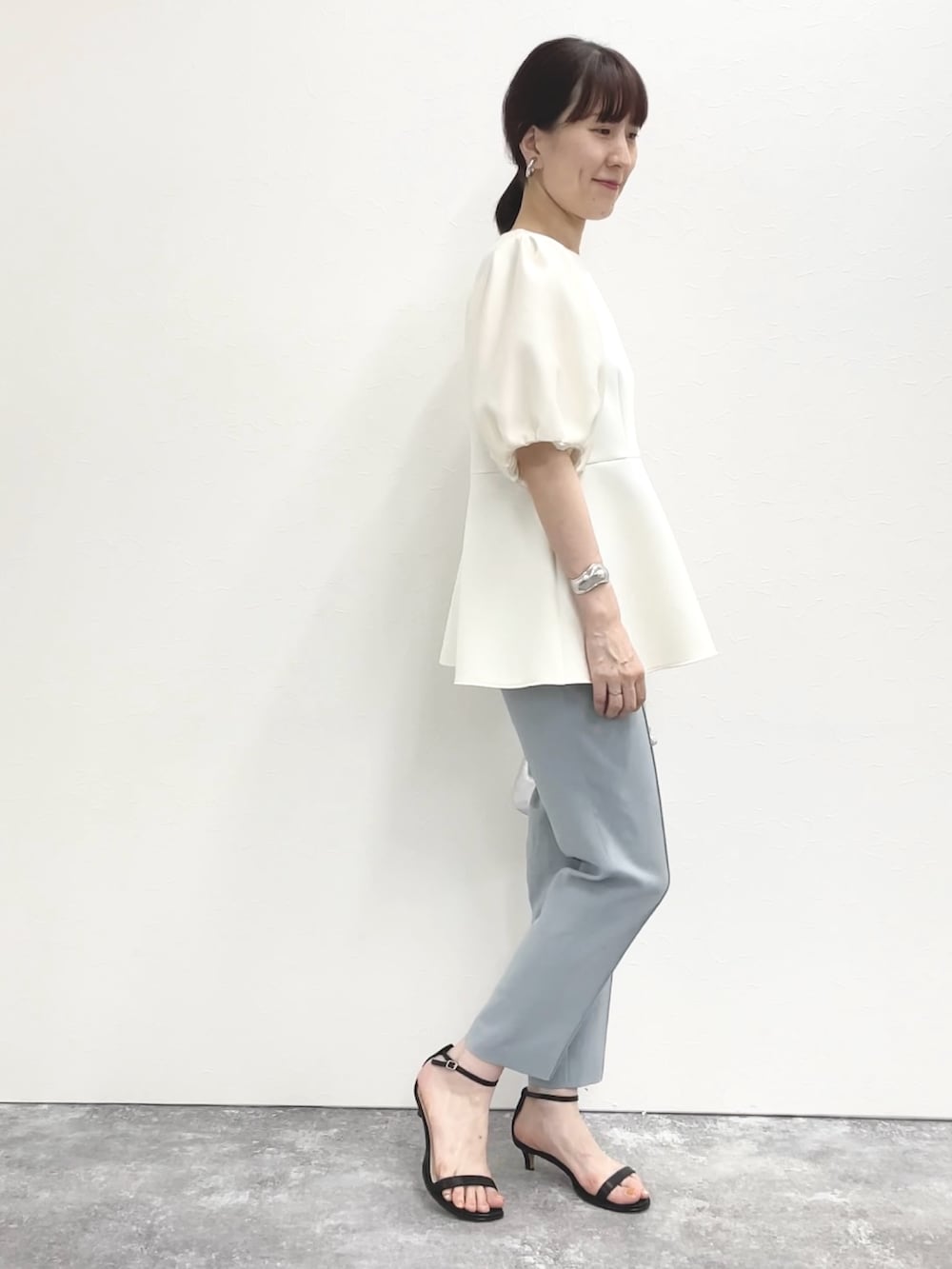 「パンツスタイル、パンツコーデ、ストラップサンダル、シルバー、ぺプラムトップス、トップス、袖ボリューム、デザイントップス、春ファッション、華やか、お出かけコーデ、オトナ女子、シンプルコーデ、淡色コーデ、きれいめカジュアル」｜「NOLLEY’Sのストラップサンダル（サンダル、ブラック系）」を使った、yamaguchiさん（レディース・163cm）の春コーディネートの3枚目の写真