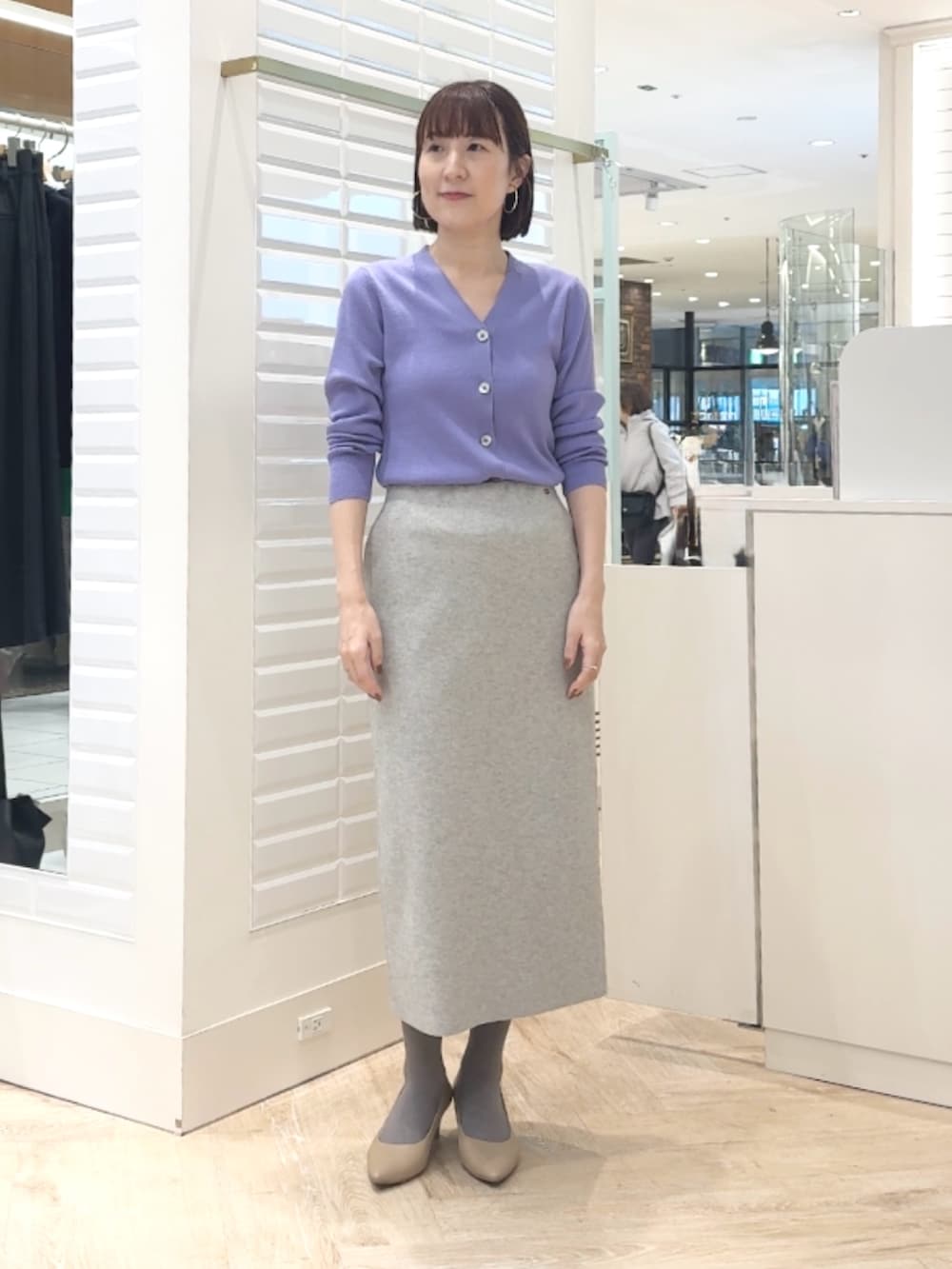 グレー系のスカート、パープル系のカーディガン/ボレロを着用したレディースの秋コーディネートの7枚目の写真