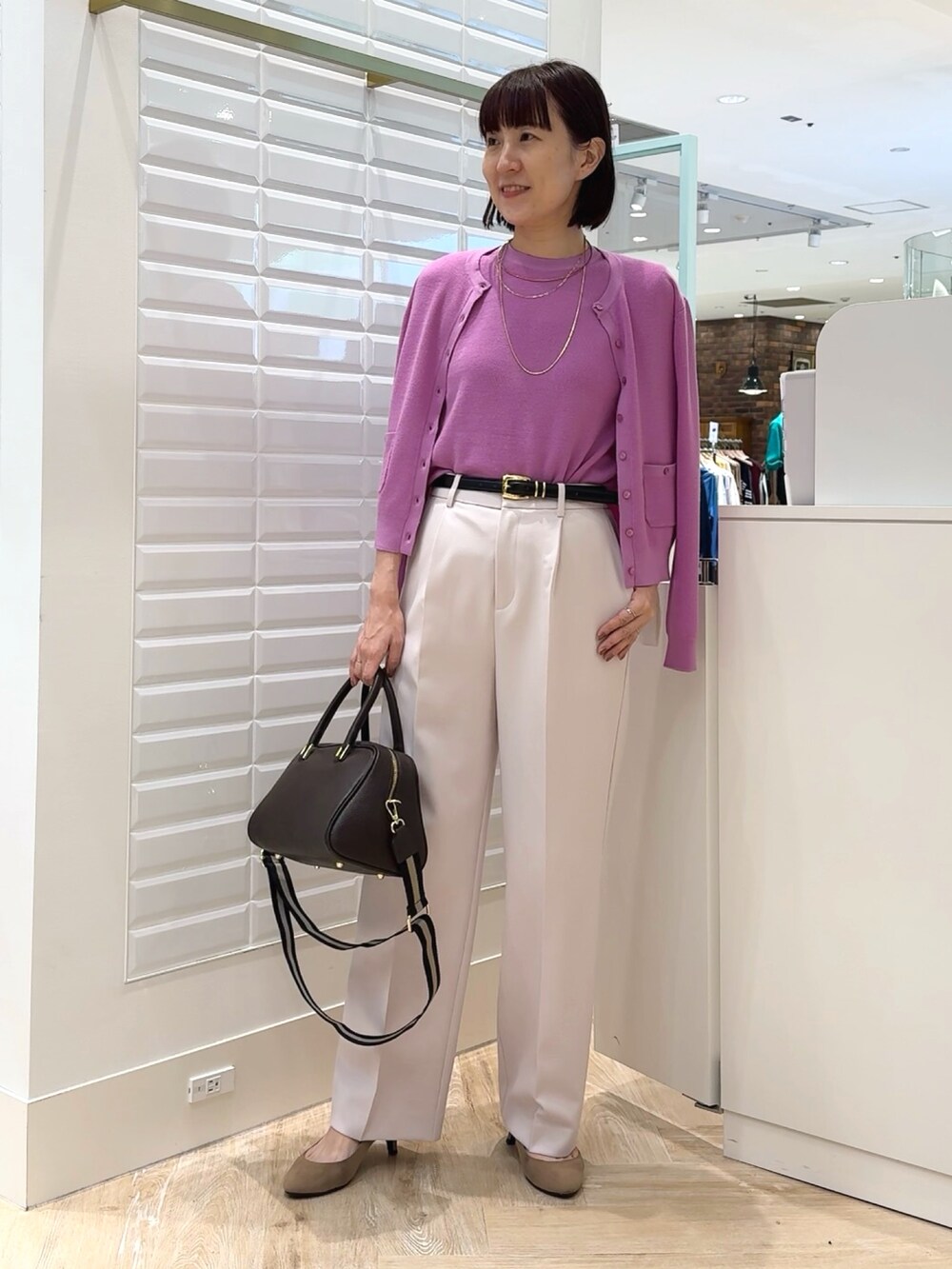 ブラウン系のショルダーバッグ、ピンク系のその他パンツ、ピンク系のニット/セーターを着用したレディースの秋コーディネートの8枚目の写真