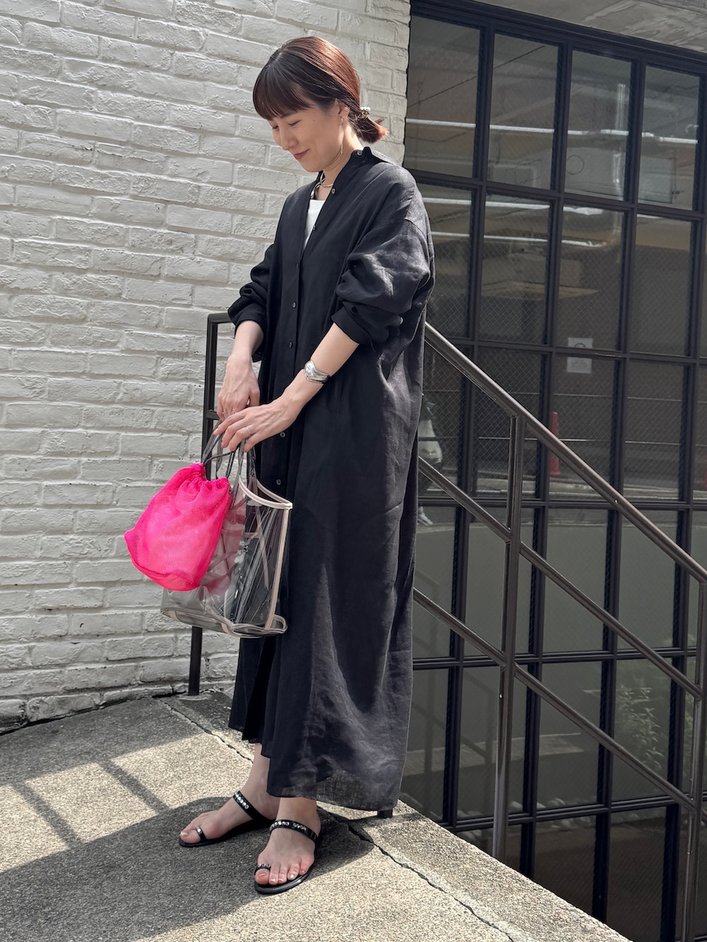 ベージュ系のトートバッグ、ブラック系のシャツワンピース、ブラウン系のバレッタ/ヘアクリップを着用したレディースの春コーディネートの5枚目の写真