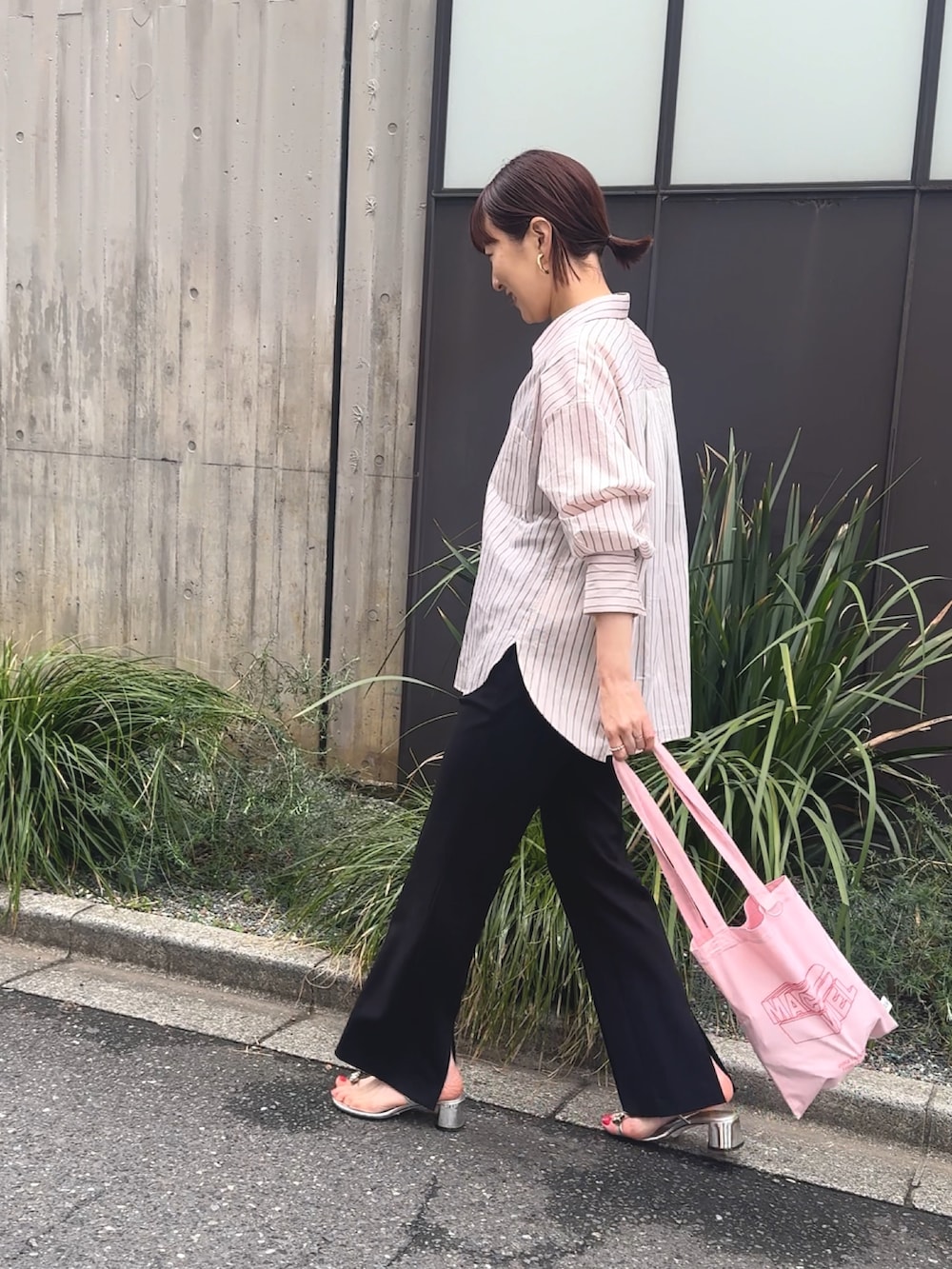 ピンク系のシャツ/ブラウス、ベージュ系のショルダーバッグ、ピンク系のバックパック/リュックを着用したレディースの春コーディネートの8枚目の写真