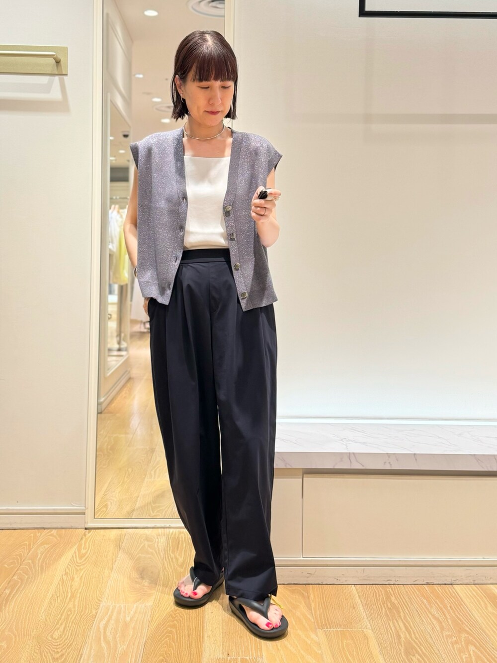 ブラック系のその他パンツ、ブラック系のサンダル、グレー系のベストを着用したレディースの夏コーディネートの3枚目の写真