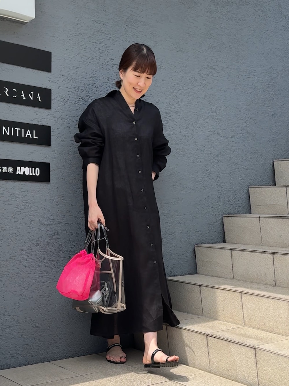 ベージュ系のトートバッグ、ブラック系のシャツワンピース、ブラウン系のバレッタ/ヘアクリップを着用したレディースの春コーディネートの2枚目の写真