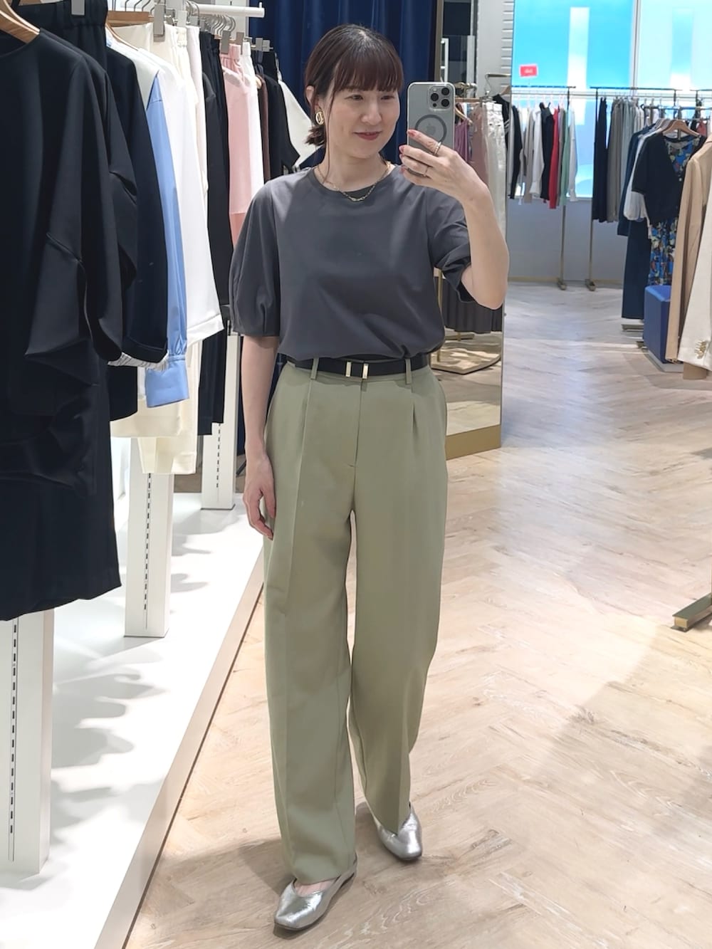 「Tシャツ、Tシャツコーデ、Ｔシャツ、Tシャツ/カットソー、カットソー、袖ボリューム、ボリューム袖、パフスリーブ、グレー、グレーコーデ、オフィスカジュアル、夏だ！Tシャツ着よう！、夏コーデ、夏」｜「NOLLEY’Sの【PR林☆別注カラーあり】ウォッシャブルツイルストレッチ愛されワイドパンツ（その他パンツ、グリーン系）」を使った、yamaguchiさん（レディース・163cm）の春コーディネートの2枚目の写真