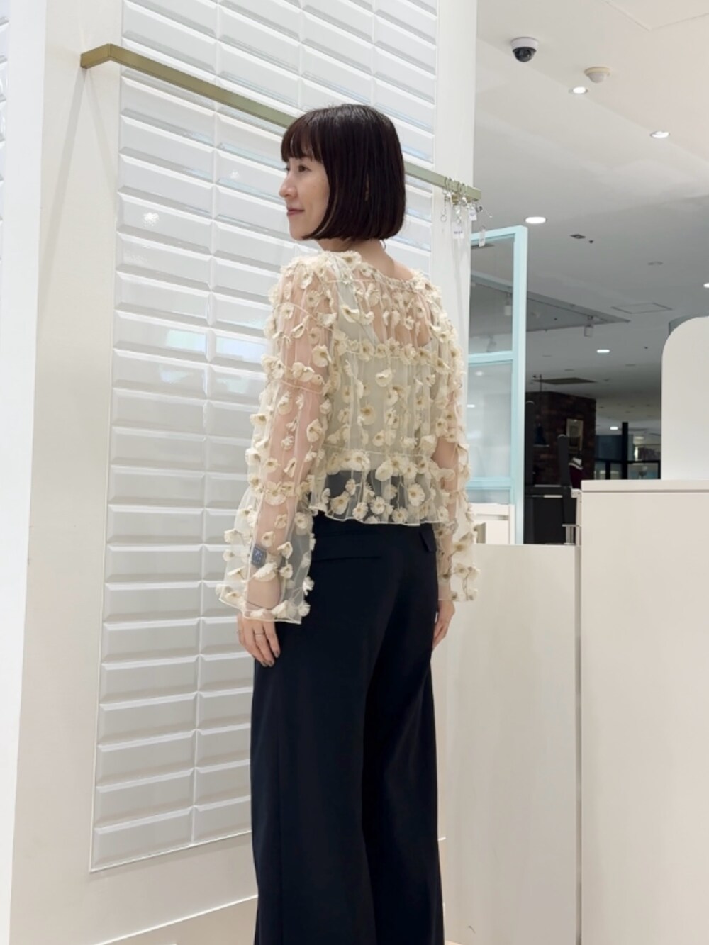 ブラウン系のショルダーバッグ、ホワイト系のシャツ/ブラウスを着用したレディースの秋コーディネートの5枚目の写真