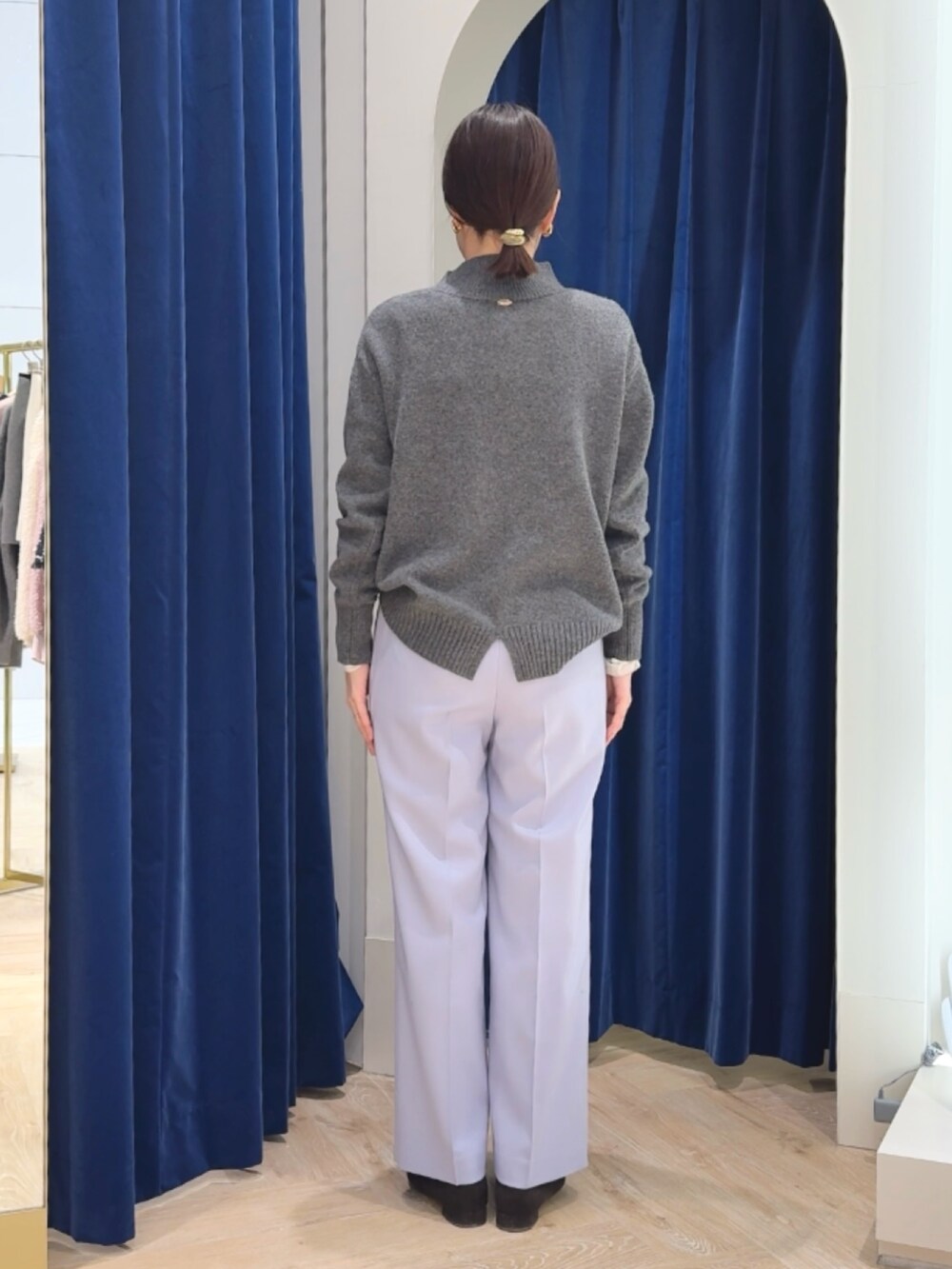 グレー系のニット/セーター、パープル系のその他パンツ、ホワイト系のTシャツ/カットソーを着用したレディースの冬コーディネートの6枚目の写真