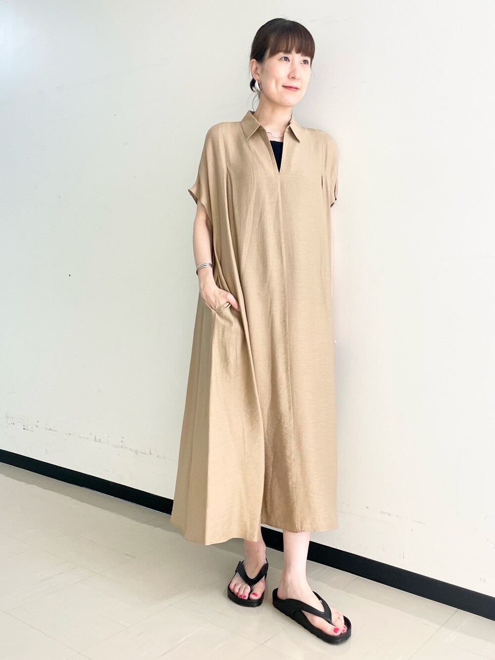 「ワンピース、ワンピーススタイル、シャツワンピ、ベーシュ、ビルケンシュトック、ビーサン、スキッパー、夏コーデ、楽チンコーデ、ワントーンコーデ、夏服コーデ、シンプルコーデ」｜「BIRKENSTOCKのアイテム（ビーチサンダル、ブラック系）」を使った、yamaguchiさん（レディース・163cm）の夏コーディネートの9枚目の写真