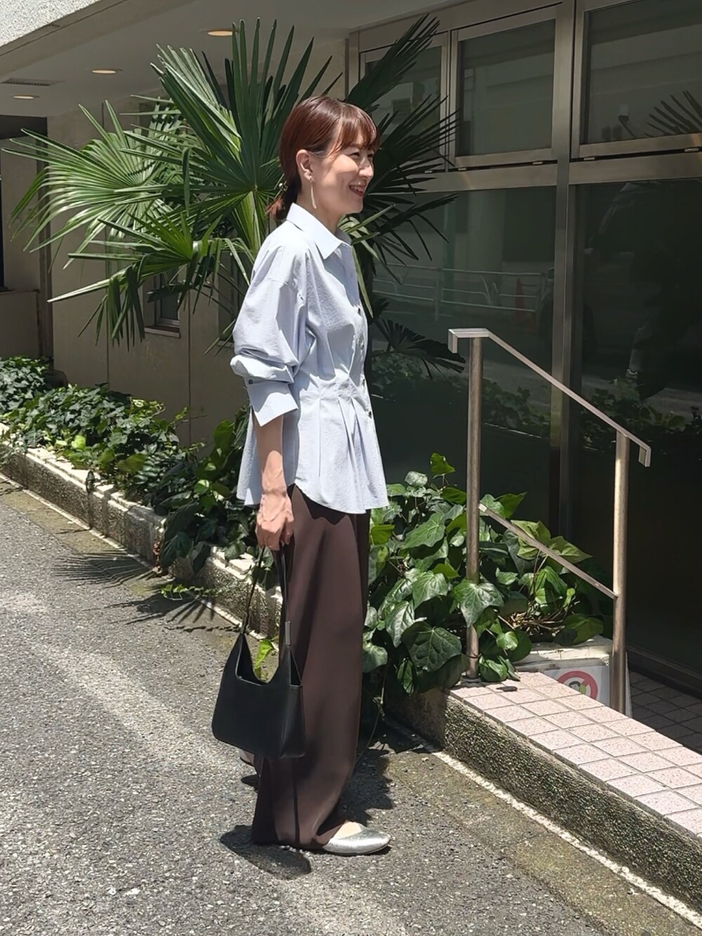 ブラウン系のその他パンツ、ブルー系のシャツ/ブラウス、ブラック系のショルダーバッグを着用したレディースの夏コーディネートの7枚目の写真