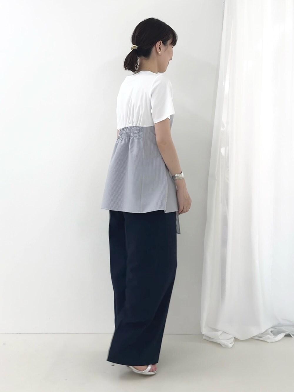 シルバー系のサンダル、ブルー系のその他パンツ、ブルー系のTシャツ/カットソーを着用したレディースの夏コーディネートの4枚目の写真