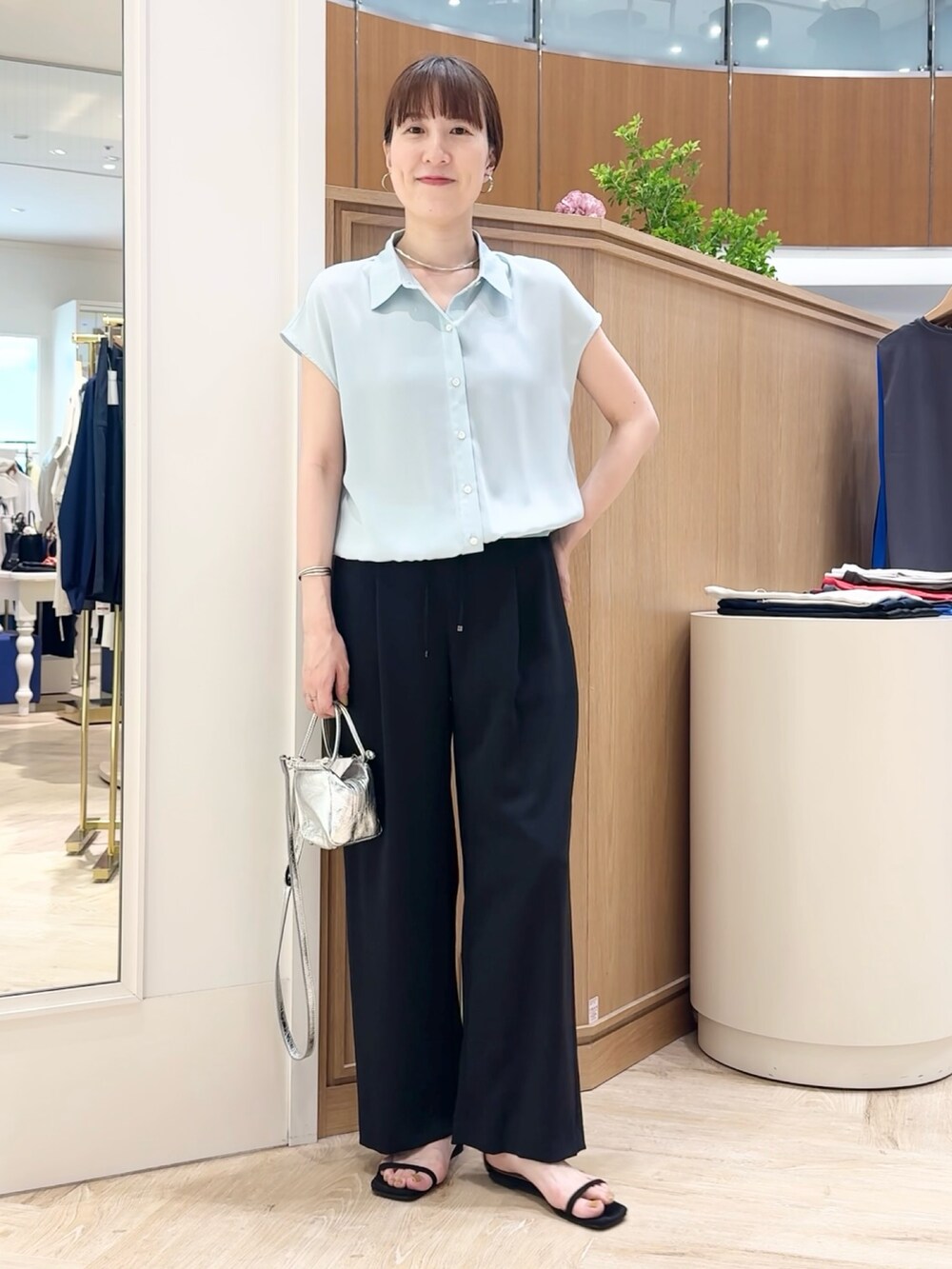 シルバー系のショルダーバッグ、ブラック系のその他パンツ、グリーン系のシャツ/ブラウスを着用したレディースの夏コーディネートの3枚目の写真