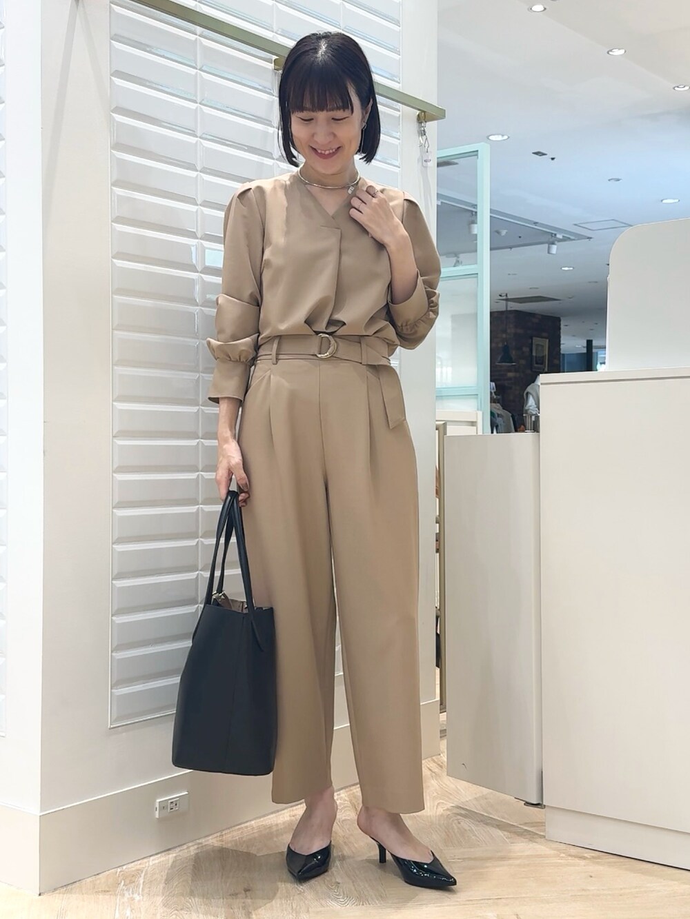 ブラック系のショルダーバッグ、ベージュ系のその他パンツ、ベージュ系のシャツ/ブラウスを着用したレディースの秋コーディネートの4枚目の写真