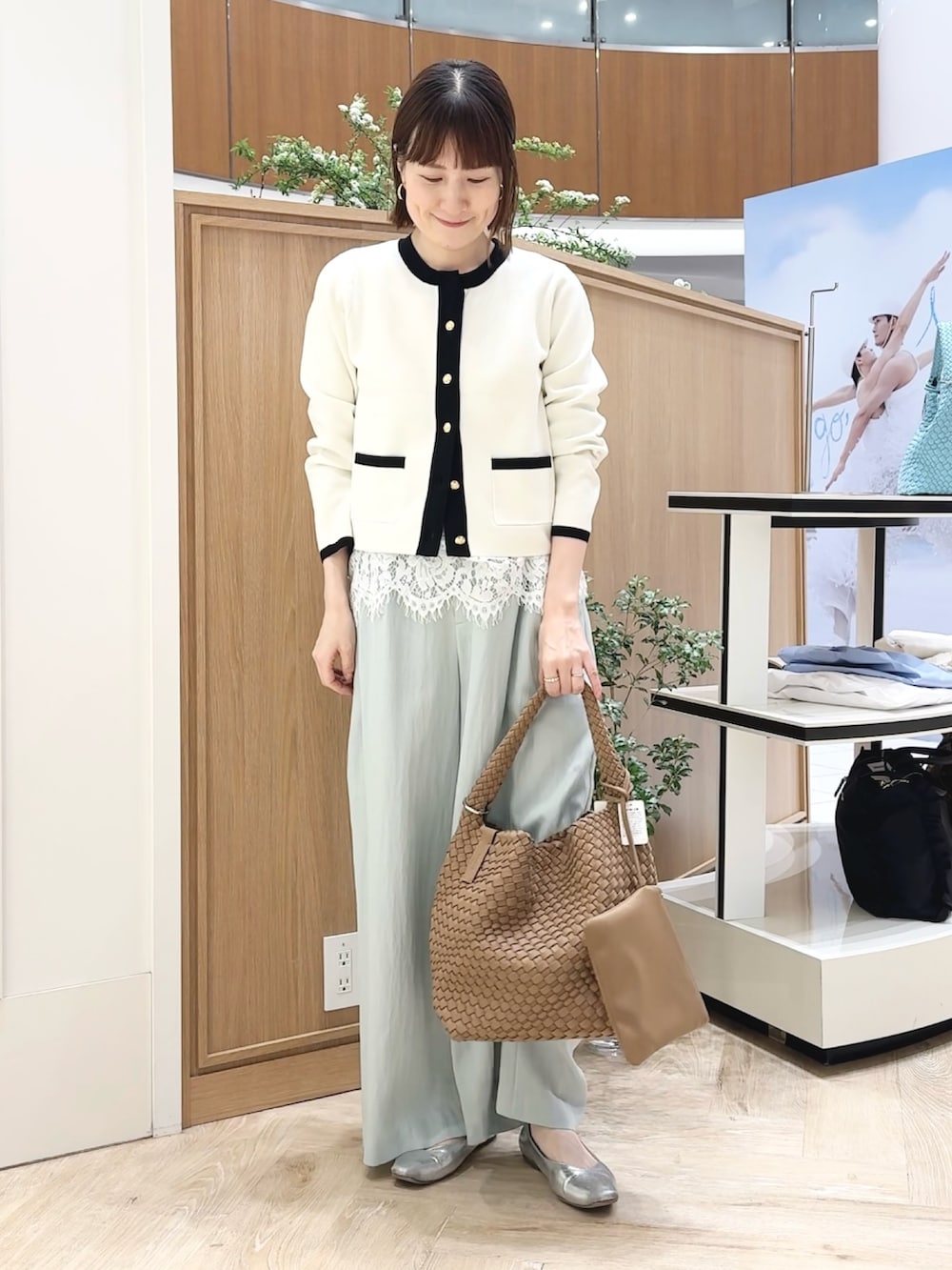 ブラウン系のショルダーバッグ、グリーン系のその他パンツ、ホワイト系のキャミソールを着用したレディースの春コーディネートの8枚目の写真