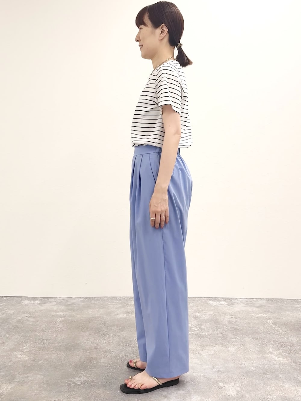 ホワイト系のTシャツ/カットソー、ブラウン系のサンダル、ブルー系のその他パンツを着用したレディースの夏コーディネートの5枚目の写真