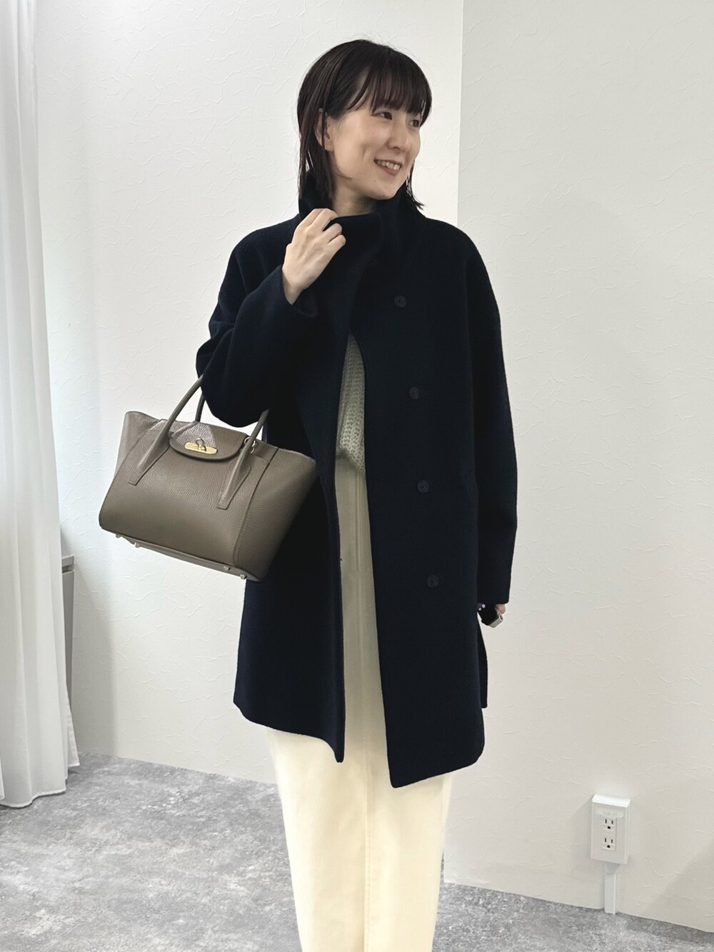 「きれいめカジュアル、スカートコーデ、スカート、タイトスカート、白スカート、アウター、アウターコーデ、スタンドカラーコート、コートスタイル、オフィスカジュアル、大人かわいい、オトナカジュアル」|「NOLLEY’S Sophiのウォッシャブルベルベットロングタイトスカート(スカート、ホワイト系)」を使った、yamaguchiさん(レディース・163cm)の秋コーディネートの4枚目の写真