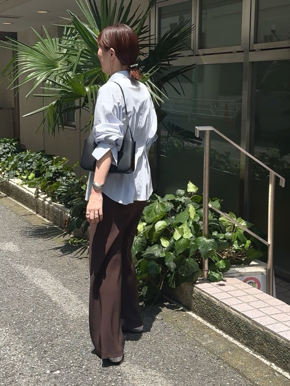 ブラウン系のその他パンツ、ブルー系のシャツ/ブラウス、ブラック系のショルダーバッグを着用したレディースの夏コーディネートの4枚目の写真