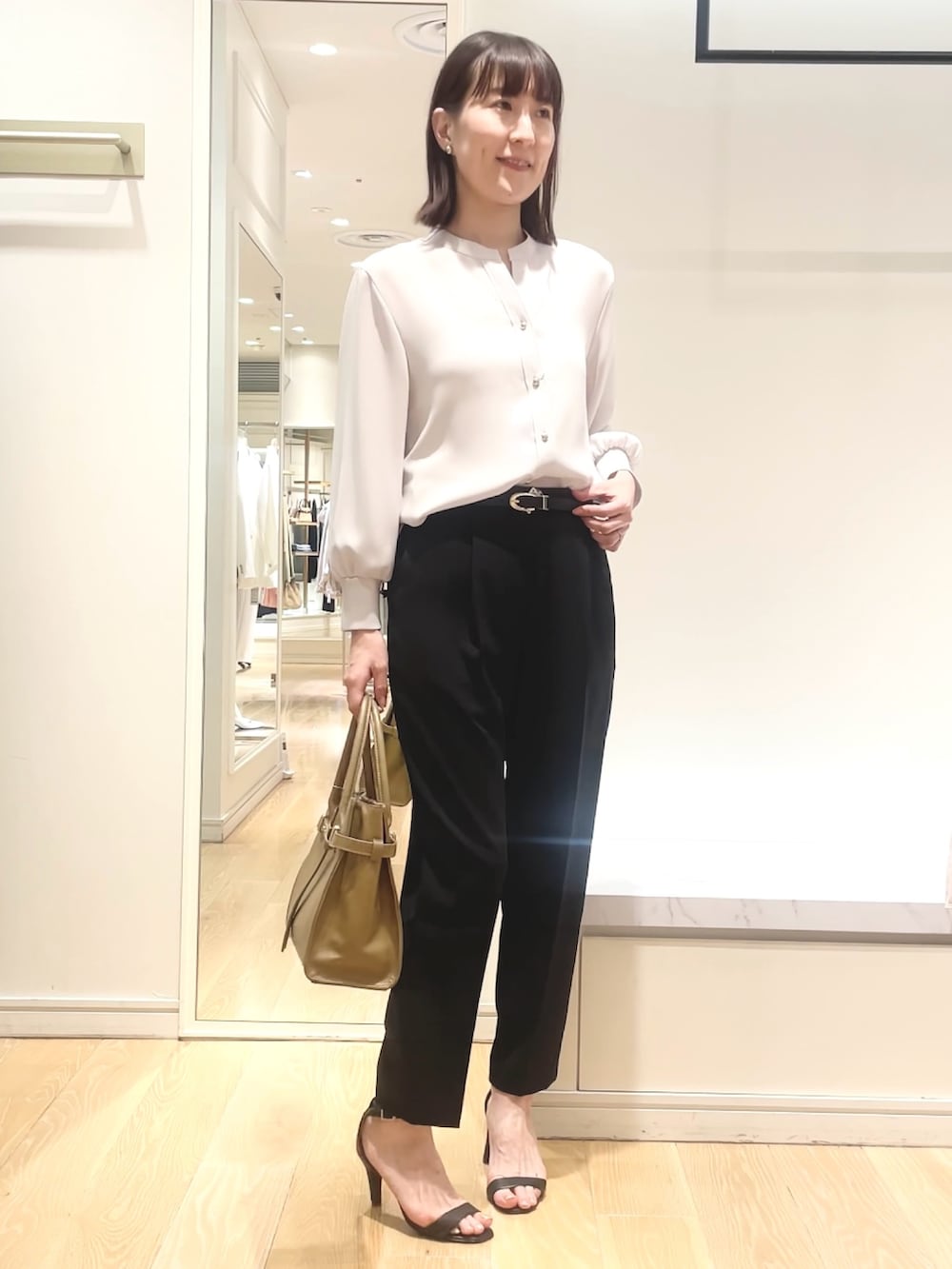「パンツコーデ、パンツスタイル、シャツスタイル、とろみシャツ、バッグ、オフィスカジュアル、オフィススタイル、オフィスコーデ、ベーシック/シンプル、ベルト、大人カジュアル、大人女子、シンプル」｜「NOLLEY’S Sophiのリバーシブルベルト（ベルト、ブラック系）」を使った、yamaguchiさん（レディース・163cm）の春コーディネートの2枚目の写真