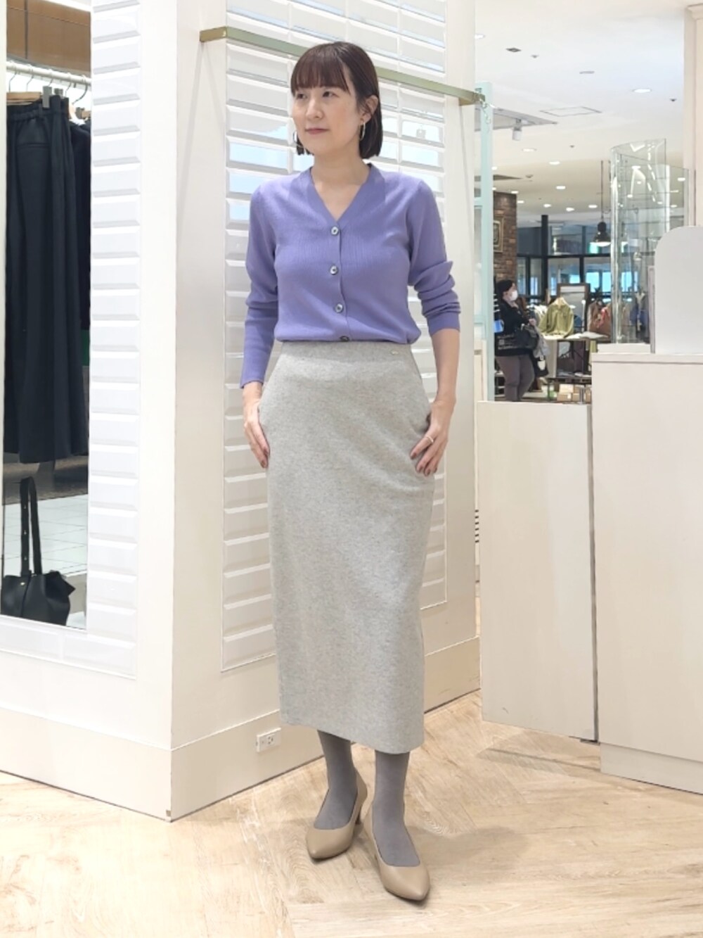 グレー系のスカート、パープル系のカーディガン/ボレロを着用したレディースの秋コーディネートの8枚目の写真