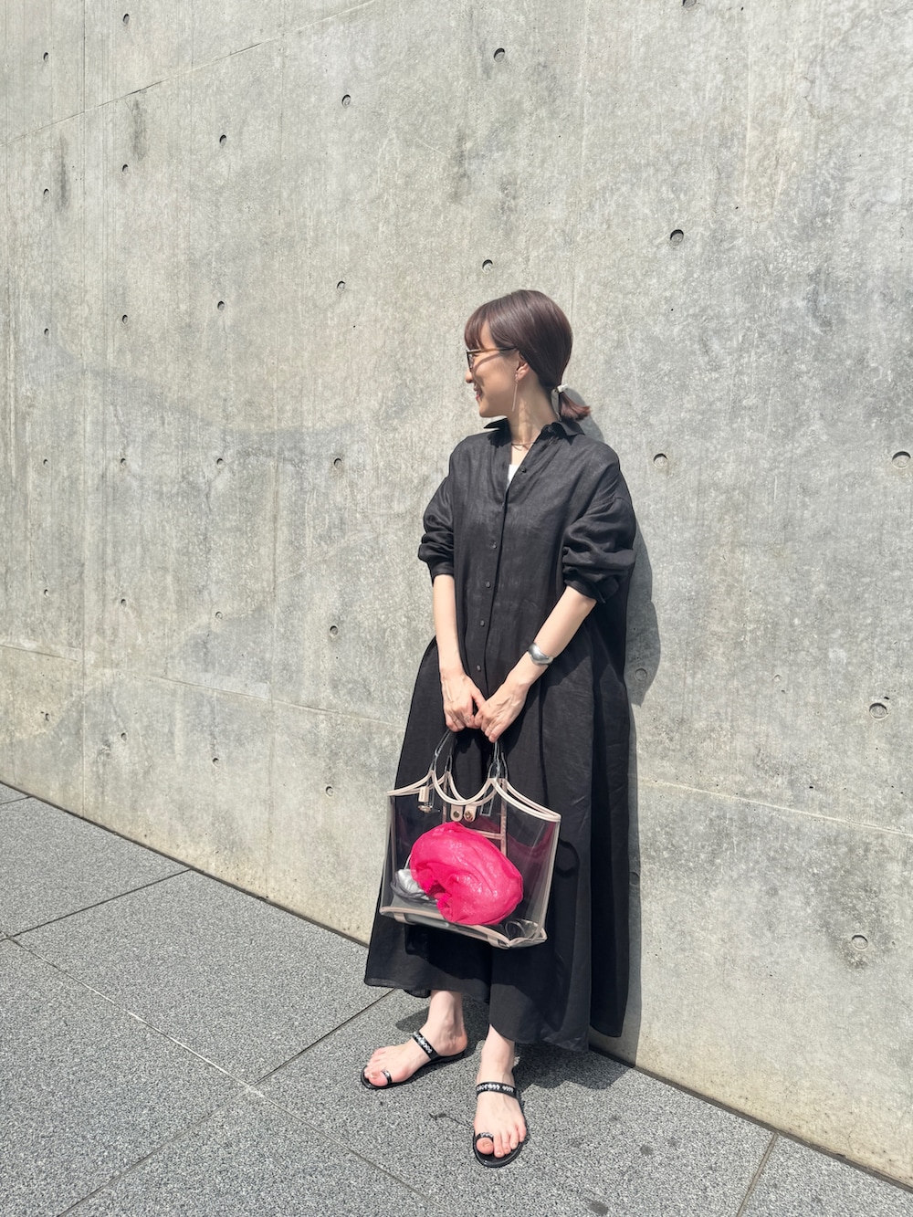 ベージュ系のトートバッグ、ブラック系のシャツワンピース、ブラウン系のバレッタ/ヘアクリップを着用したレディースの春コーディネートの4枚目の写真