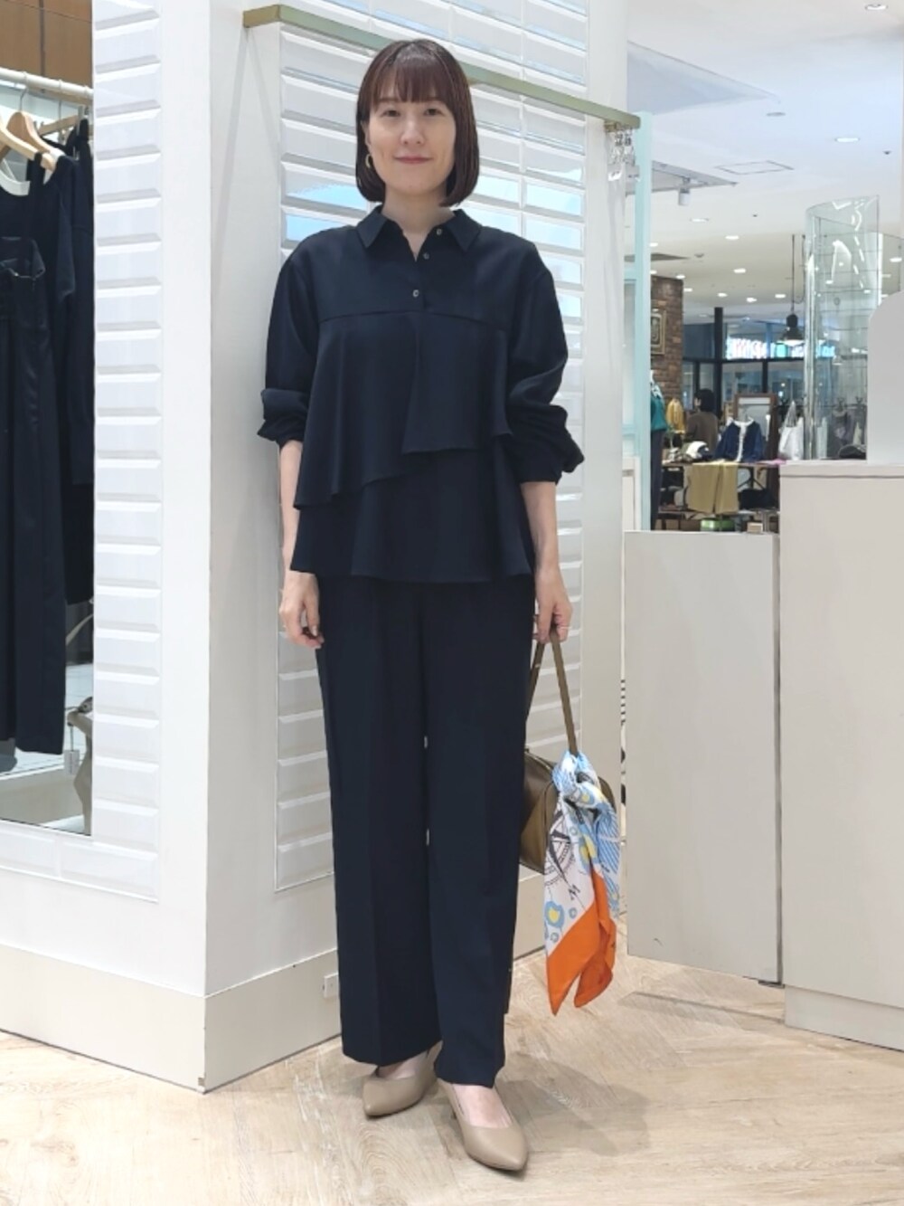 ブルー系のその他パンツ、ブラウン系のショルダーバッグ、ブルー系のシャツ/ブラウスを着用したレディースの秋コーディネートの8枚目の写真