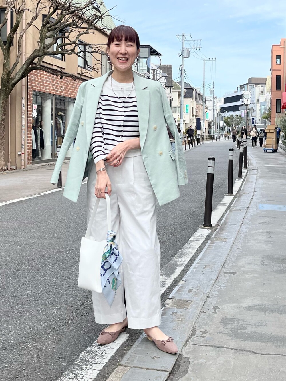 「淡色コーデ、ボーダートップス、ボーダー、ワイドパンツ、大人カジュアル、スカーフアレンジ、スカーフ、ジャケットスタイル、テーラードジャケット、ダブルジャケット、きれいめカジュアル、春色、春カラー、ホワイトコーデ、マリンコーデ」｜「NOLLEY’Sのフラットミュール（サンダル、ベージュ系）」を使った、yamaguchiさん（レディース・163cm）の冬コーディネートの2枚目の写真