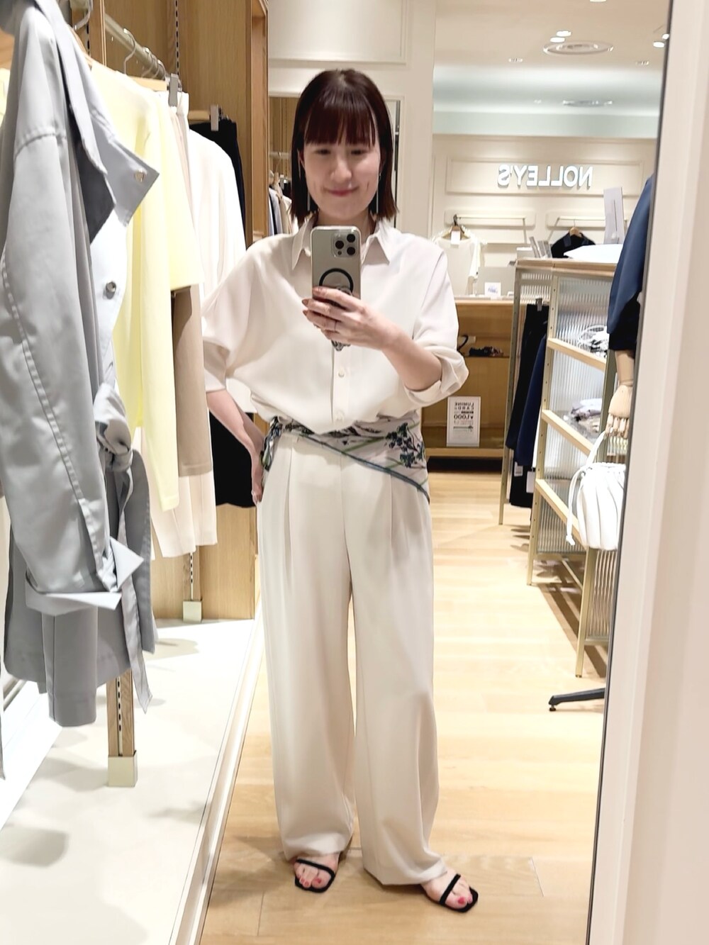 ホワイト系のシャツ/ブラウス、ホワイト系のキャミソール、ホワイト系のその他パンツを着用したレディースの春コーディネートの5枚目の写真