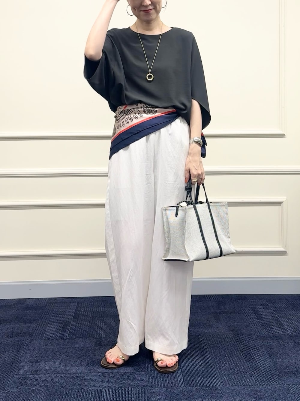 グレー系のシャツ/ブラウス、ブルー系のショルダーバッグ、ブラック系のトートバッグを着用したレディースの夏コーディネートの5枚目の写真