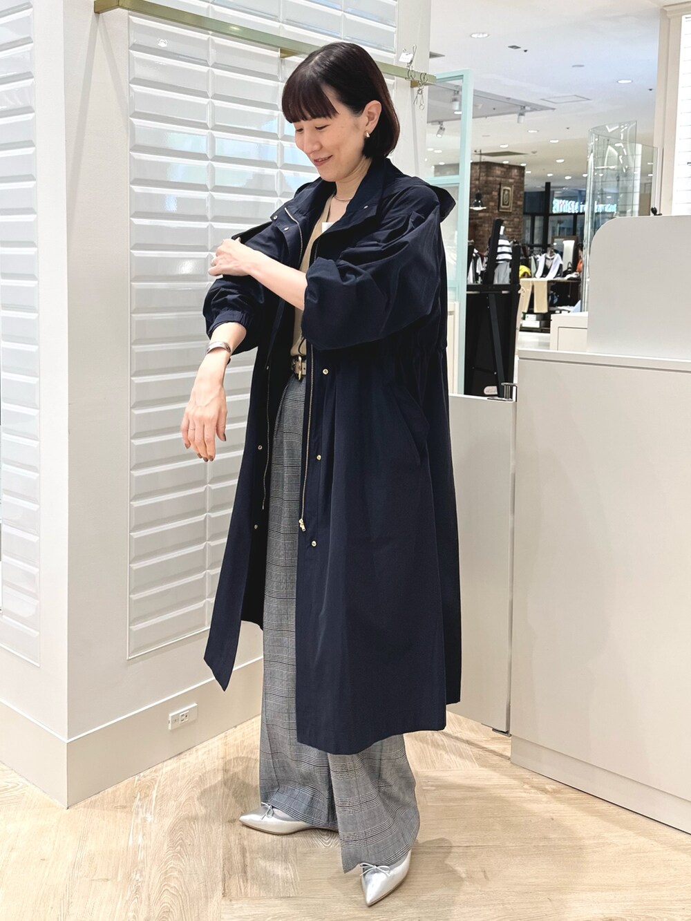 「コート、アウター、撥水加工、フードコート、フーディー、ネイビー、パンツスタイル、チェック、チェックパンツ、カーディガン、キャメル、秋っぽコーデ更新中、秋服、オトナカジュアル」｜「NOLLEY’Sの《手洗い可能》愛され サテン×ベア天2WAYタンクトップ（タンクトップ、ホワイト系）」を使った、yamaguchiさん（レディース・163cm）の秋コーディネートの2枚目の写真