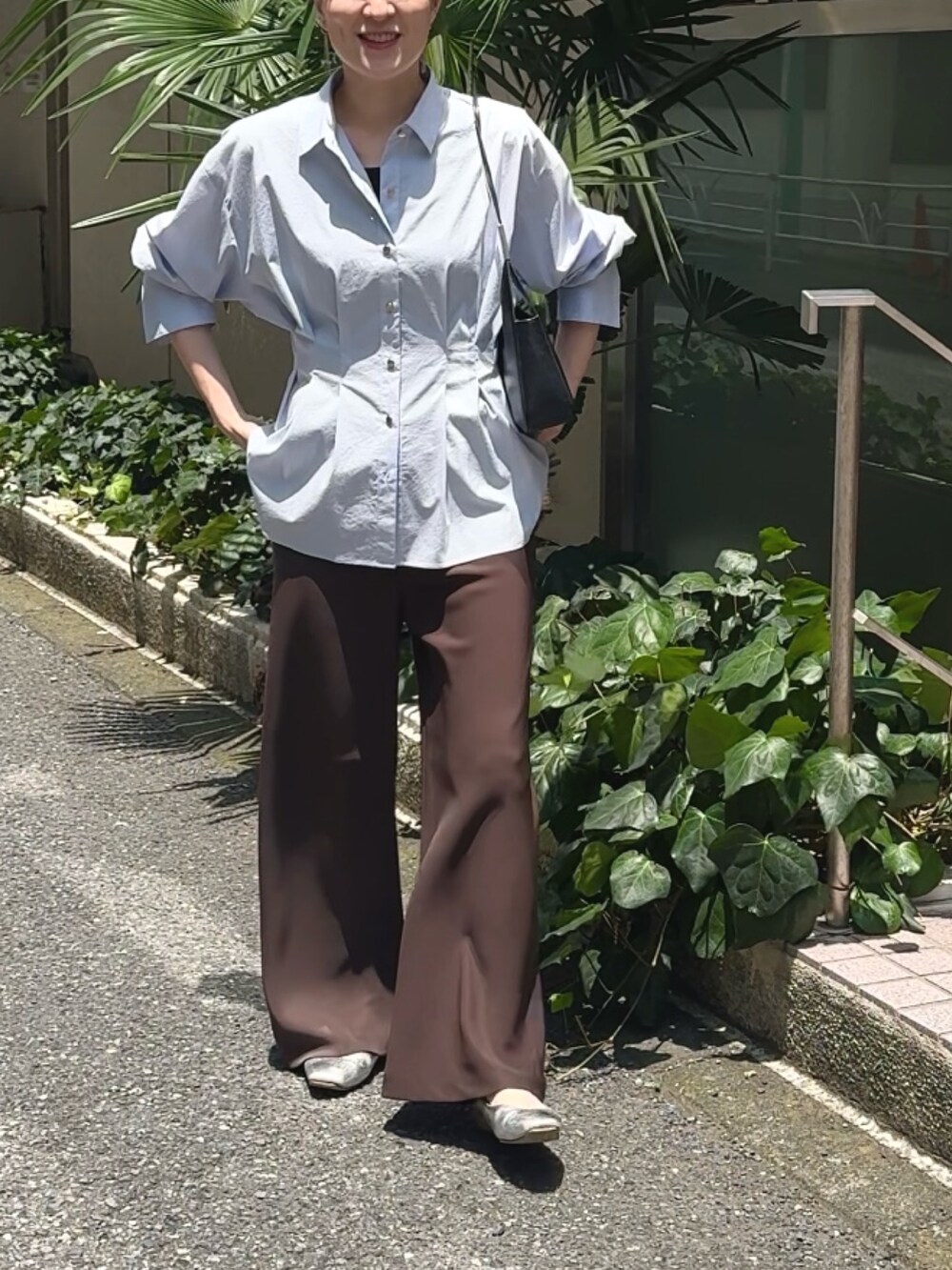 ブラウン系のその他パンツ、ブルー系のシャツ/ブラウス、ブラック系のショルダーバッグを着用したレディースの夏コーディネートの9枚目の写真