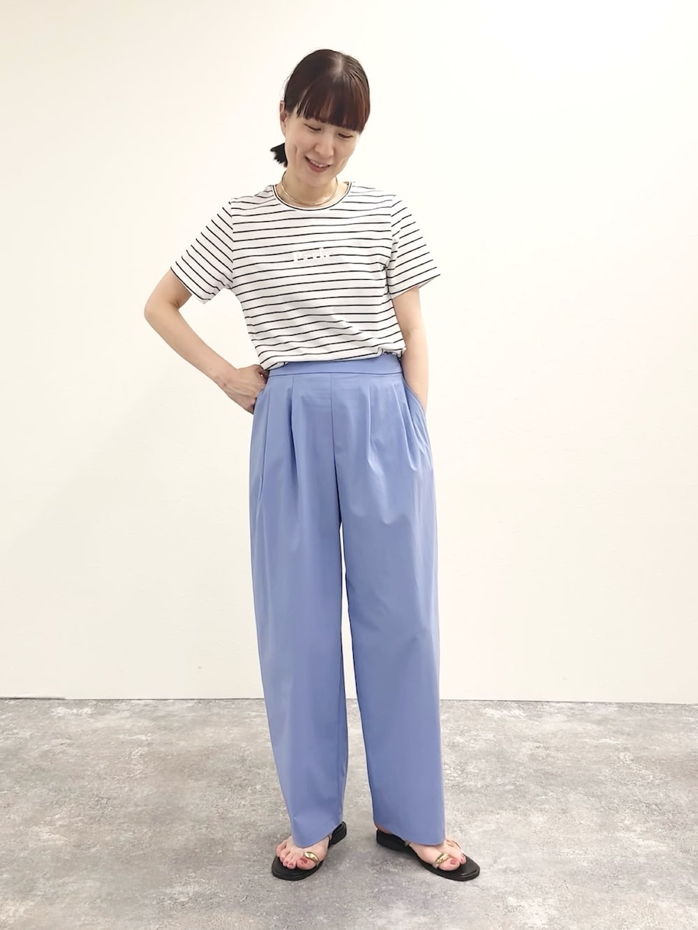 ホワイト系のTシャツ/カットソー、ブラウン系のサンダル、ブルー系のその他パンツを着用したレディースの夏コーディネートの3枚目の写真