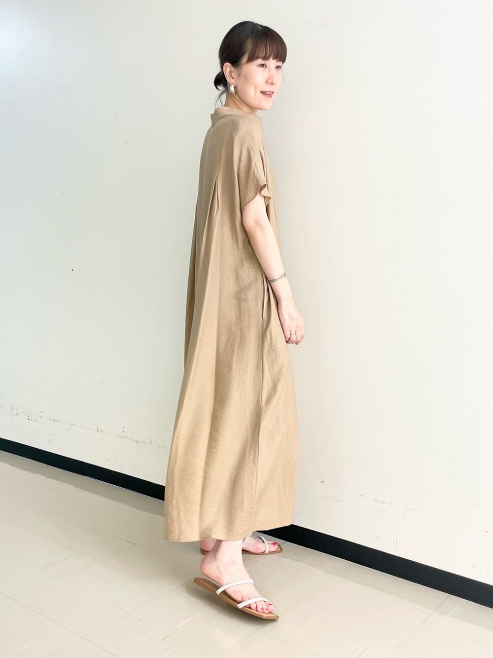 「ワンピース、ワンピーススタイル、シャツワンピ、ベーシュ、ビルケンシュトック、ビーサン、スキッパー、夏コーデ、楽チンコーデ、ワントーンコーデ、夏服コーデ、シンプルコーデ」｜「BIRKENSTOCKのアイテム（ビーチサンダル、ブラック系）」を使った、yamaguchiさん（レディース・163cm）の夏コーディネートの6枚目の写真