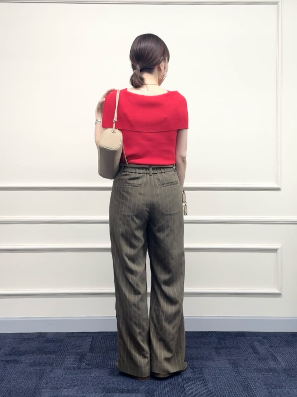 レッド系のニット/セーター、グリーン系のその他パンツ、ベージュ系のショルダーバッグを着用したレディースの夏コーディネートの8枚目の写真