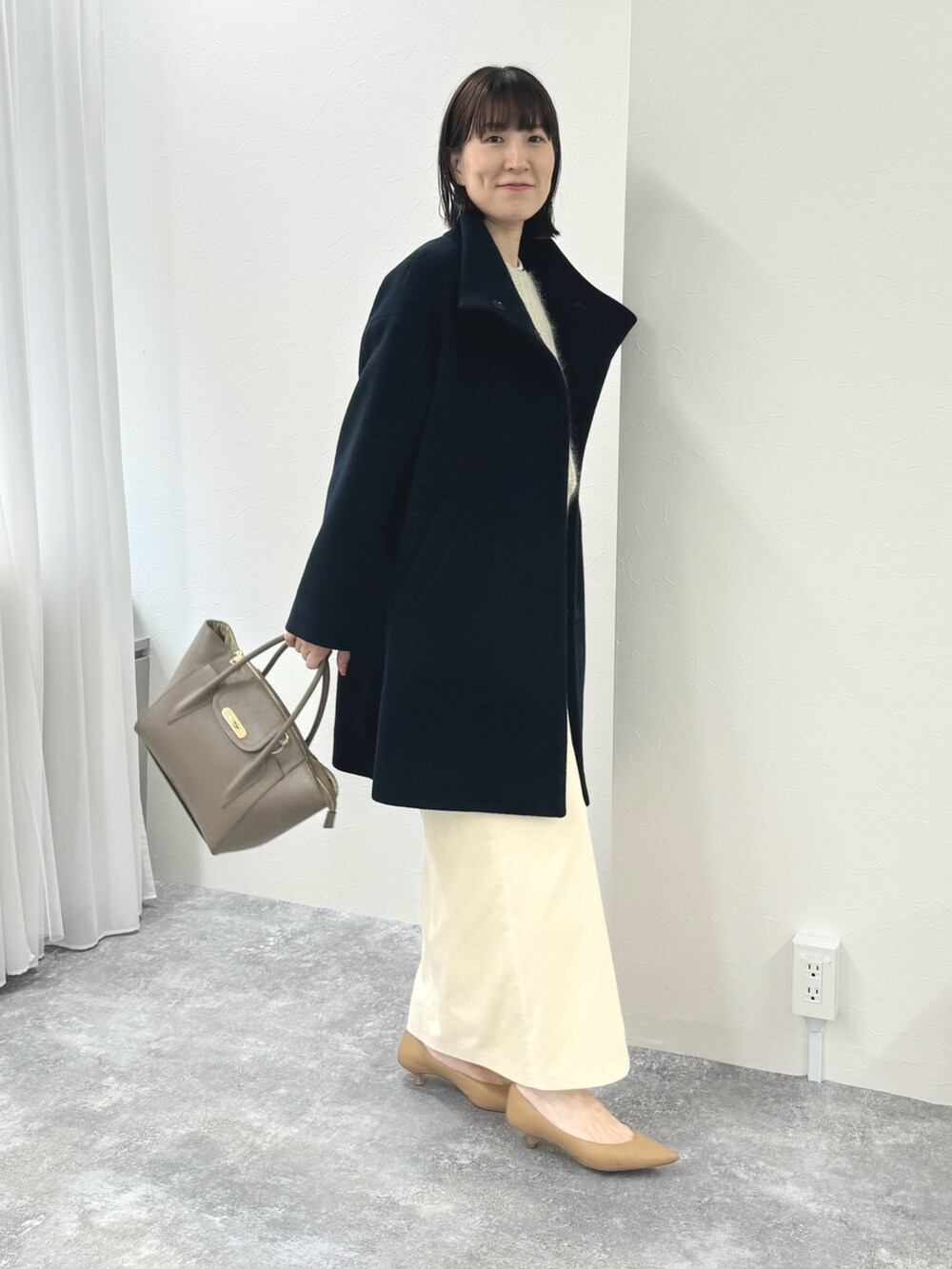 「きれいめカジュアル、スカートコーデ、スカート、タイトスカート、白スカート、アウター、アウターコーデ、スタンドカラーコート、コートスタイル、オフィスカジュアル、大人かわいい、オトナカジュアル」|「NOLLEY’S Sophiのウォッシャブルベルベットロングタイトスカート(スカート、ホワイト系)」を使った、yamaguchiさん(レディース・163cm)の秋コーディネートの3枚目の写真