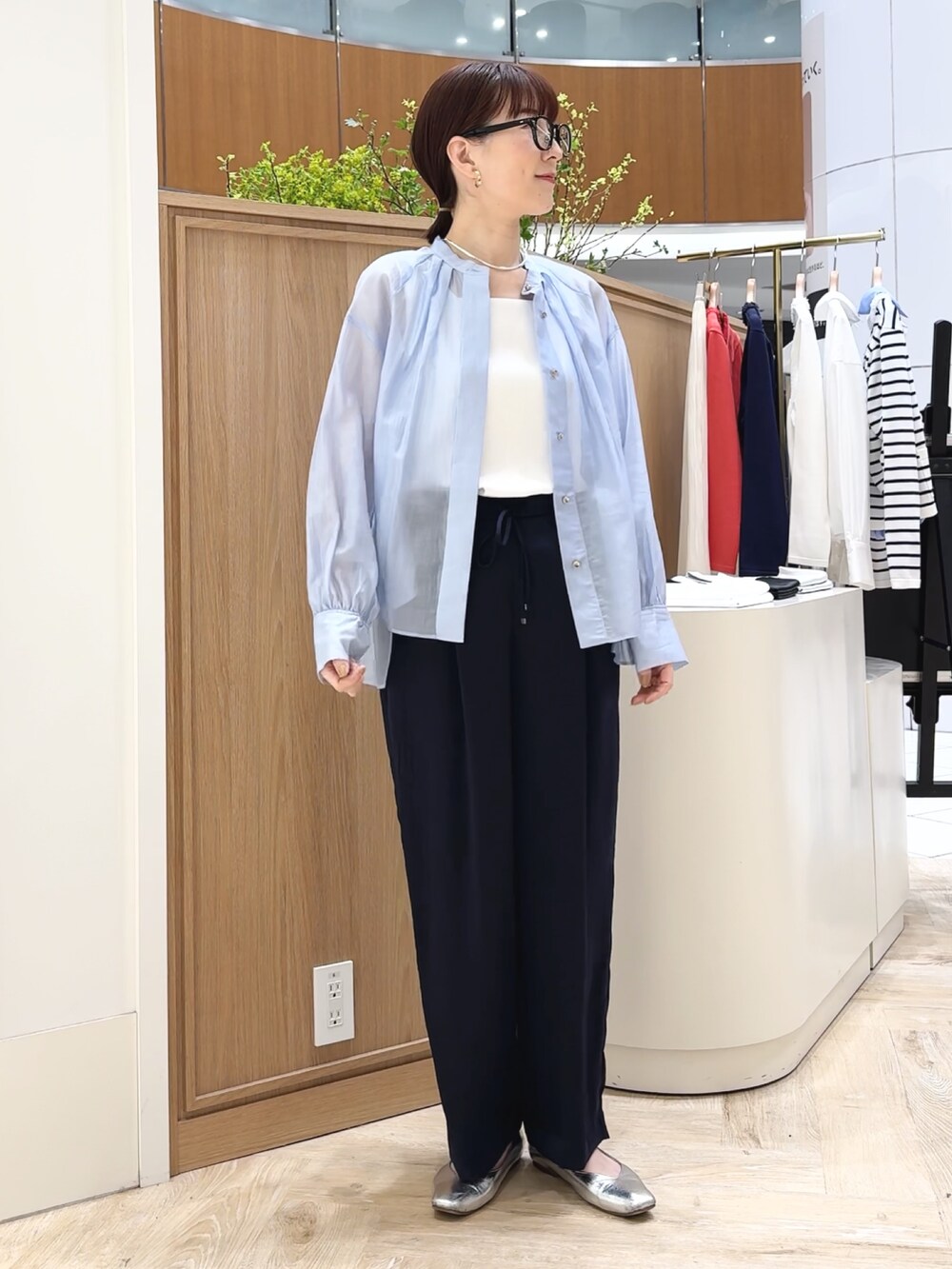 「かごバッグ、スカーフ、シアー、シアートップス、シアーシャツ、シャツ、シャツスタイル、シャツコーデ、シャツ/ブラウス、バンドカラーシャツ、爽やかコーデ、タンクトップ、初夏コーデ」｜「grace grace のニュアンスG型ピアス（ピアス（両耳用）、シルバー系）」を使った、yamaguchiさん（レディース・163cm）の春コーディネートの4枚目の写真
