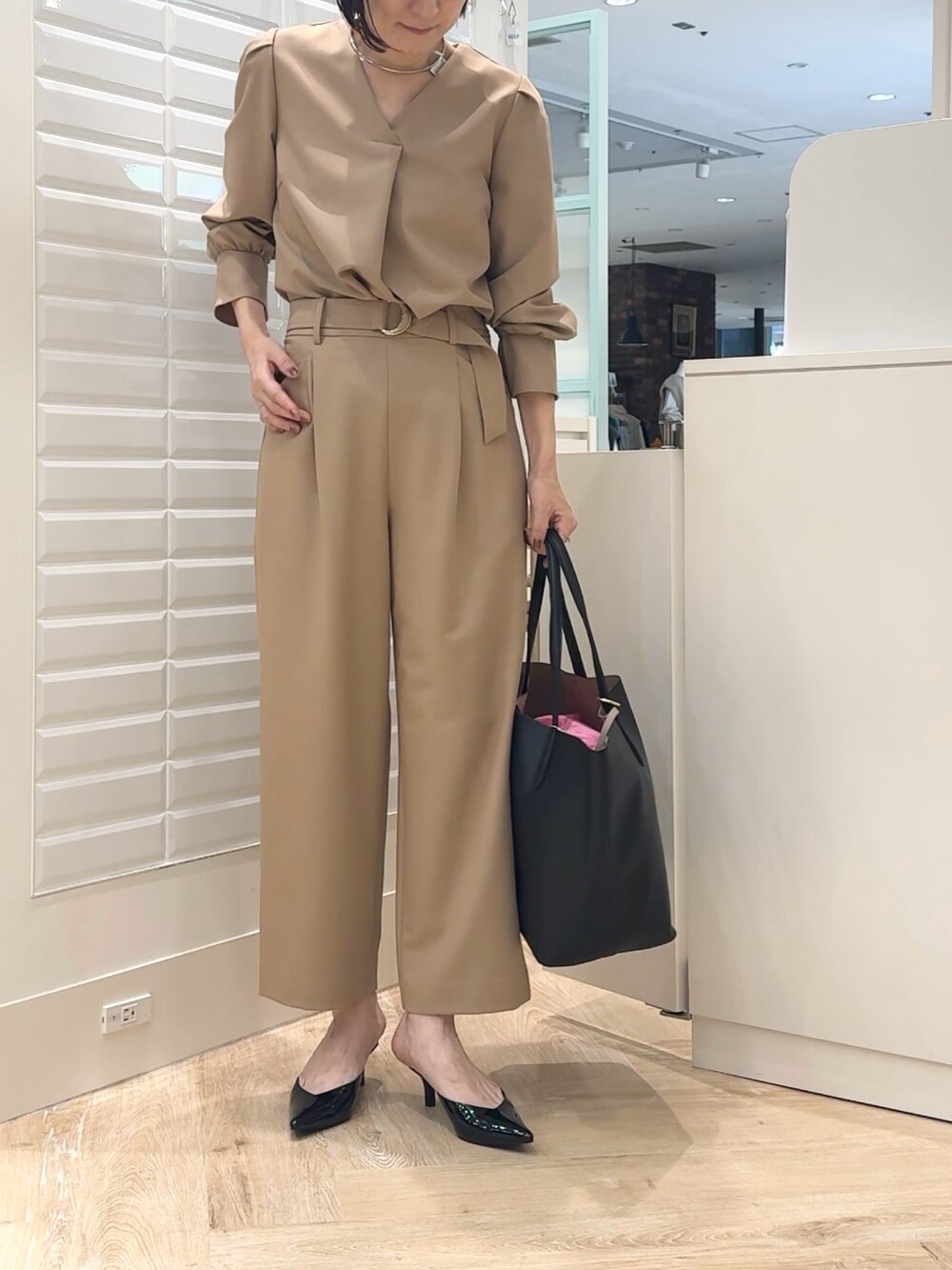 ブラック系のショルダーバッグ、ベージュ系のその他パンツ、ベージュ系のシャツ/ブラウスを着用したレディースの秋コーディネートの5枚目の写真