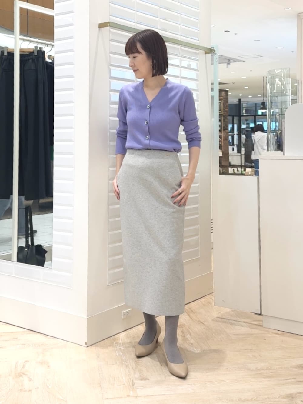 グレー系のスカート、パープル系のカーディガン/ボレロを着用したレディースの秋コーディネートの5枚目の写真