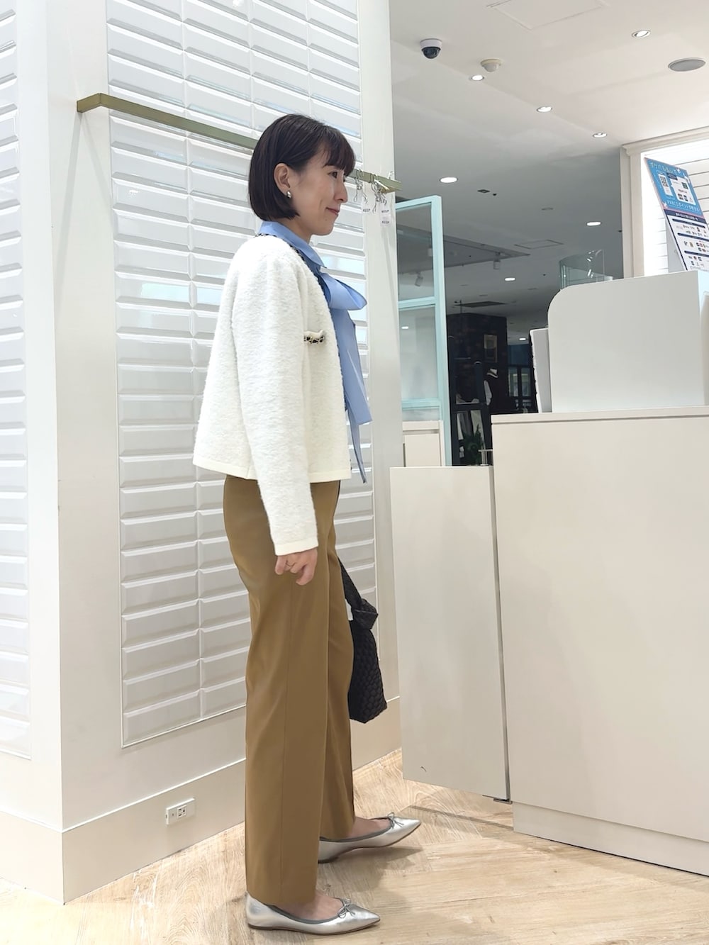 ブルー系のシャツ/ブラウス、ブラック系のボストンバッグ、イエロー系のその他パンツを着用したレディースの秋コーディネートの3枚目の写真