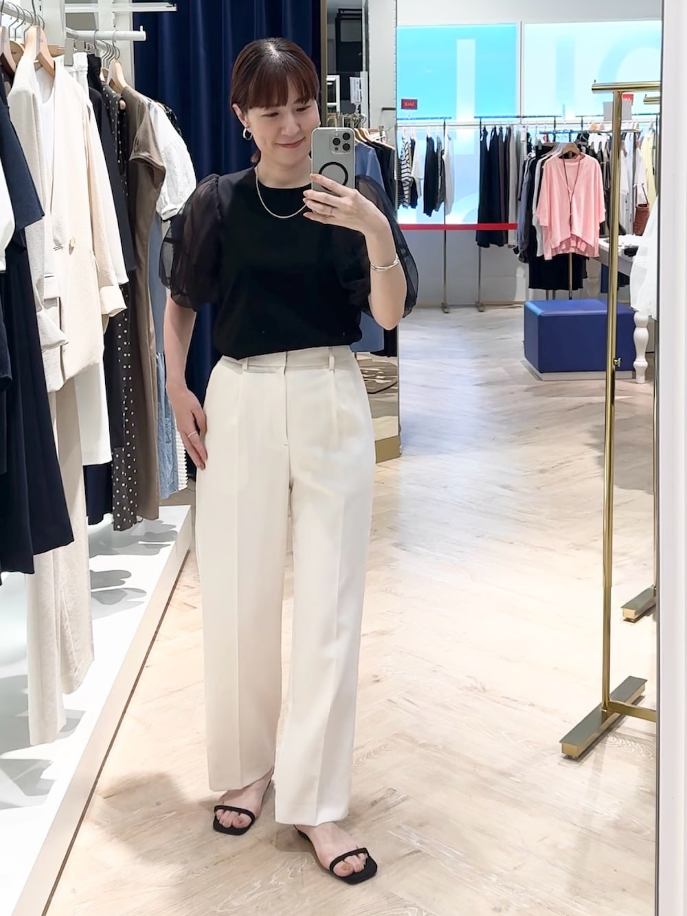 「チュール、シアー、デザイントップス、カットソー、パフスリーブ、ボリューム袖、ボリュームスリーブ、モノトーンコーデ、モノトーン、大人カジュアル、大人コーデ、大人女子、大人かわいい、パンツコーデ、オフィスカジュアル」｜「NOLLEY’Sの【PR林☆別注カラーあり】ウォッシャブルツイルストレッチ愛されワイドパンツ（その他パンツ、ホワイト系）」を使った、yamaguchiさん（骨格ナチュラル・レディース・163cm）の夏コーディネートの5枚目の写真
