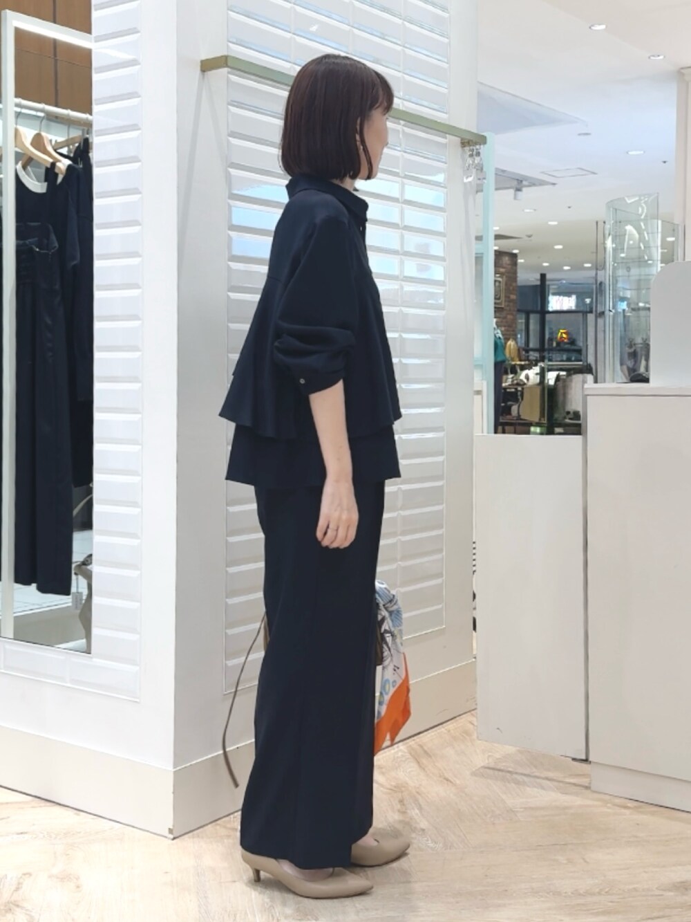 ブルー系のその他パンツ、ブラウン系のショルダーバッグ、ブルー系のシャツ/ブラウスを着用したレディースの秋コーディネートの7枚目の写真