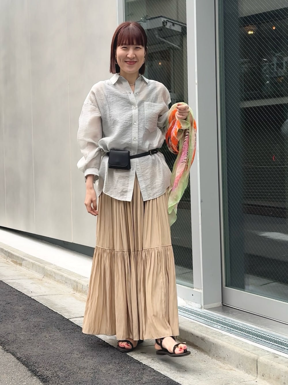 グレー系のシャツ/ブラウス、ブラウン系のタンクトップ、ブラウン系のサンダルを着用したレディースの春コーディネートの5枚目の写真