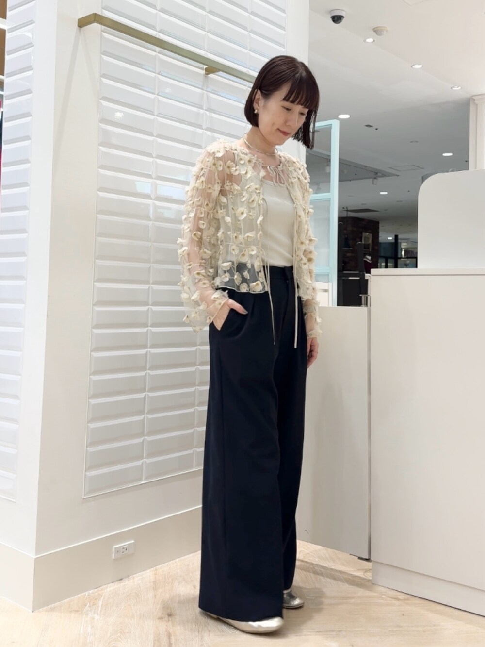 ブラウン系のショルダーバッグ、ホワイト系のシャツ/ブラウスを着用したレディースの秋コーディネートの4枚目の写真