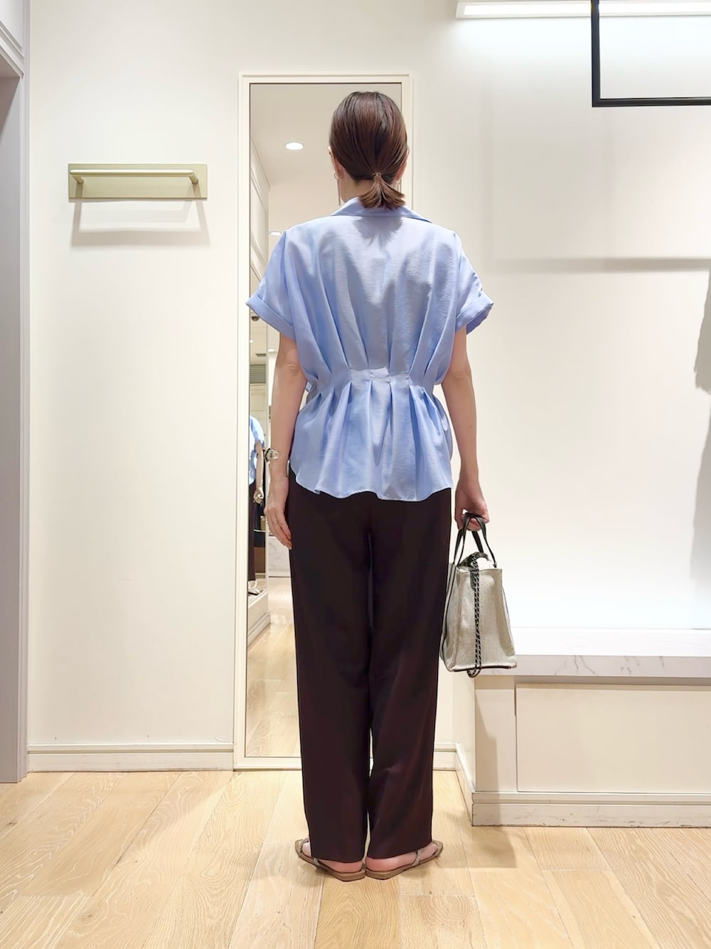 ブルー系のシャツ/ブラウス、ブラウン系のその他パンツ、ブラック系のトートバッグを着用したレディースの夏コーディネートの4枚目の写真