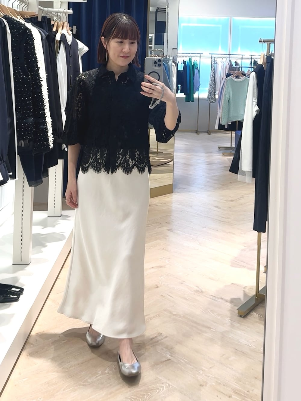 ホワイト系のスカート、ブラック系のシャツ/ブラウス、ブラック系のタンクトップを着用したレディースの春コーディネートの5枚目の写真