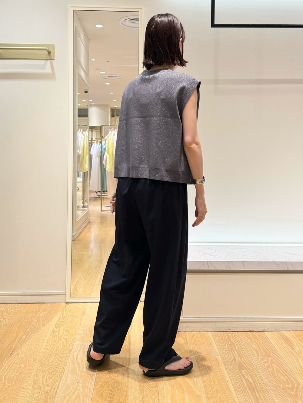 ブラック系のその他パンツ、ブラック系のサンダル、グレー系のベストを着用したレディースの夏コーディネートの9枚目の写真