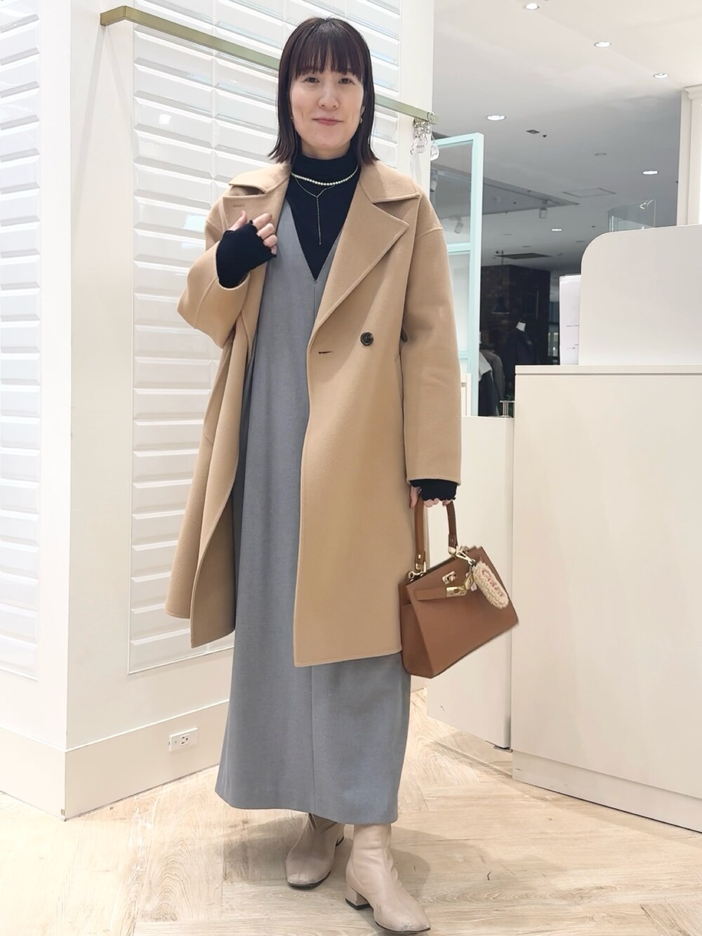 「キャメル、キャメルアウター、ベージュ、ベージュコーデ、コート、冬コーデ、クリスマスに着たい服、休日スタイル、お出かけコーデ、クリスマスコーデ、リバーコート、ワンピース 」|「NOLLEY’Sの《セットアップ対応》ウォッシャブル両面起毛2WAYワンピース(ワンピース、グレー系)」を使った、yamaguchiさん(レディース・163cm)の冬コーディネートの8枚目の写真