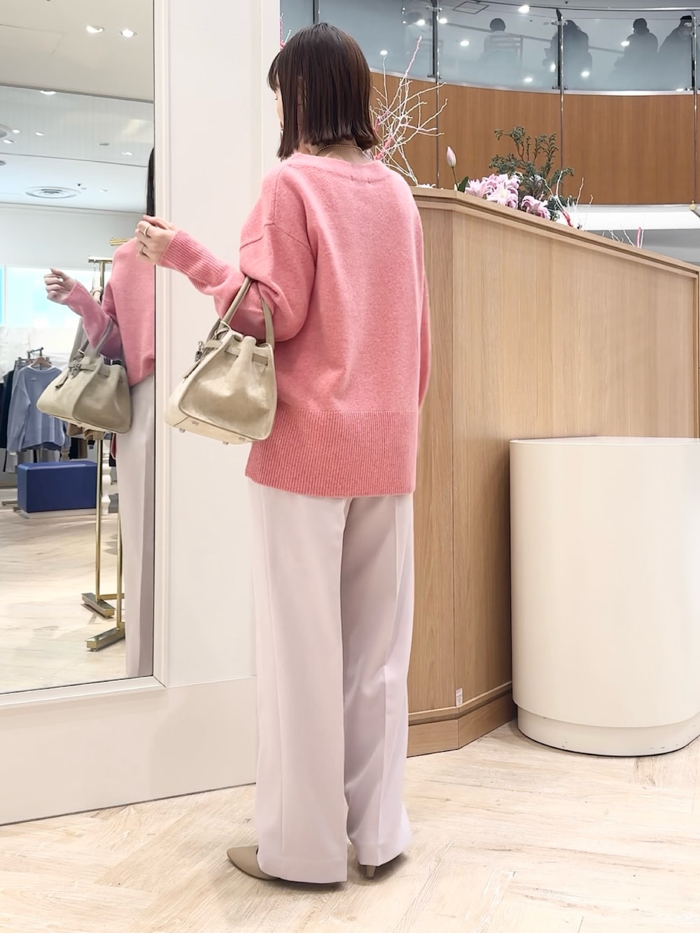 ピンク系のニット/セーター、ピンク系のその他パンツ、ベージュ系のトートバッグを着用したレディースの冬コーディネートの3枚目の写真