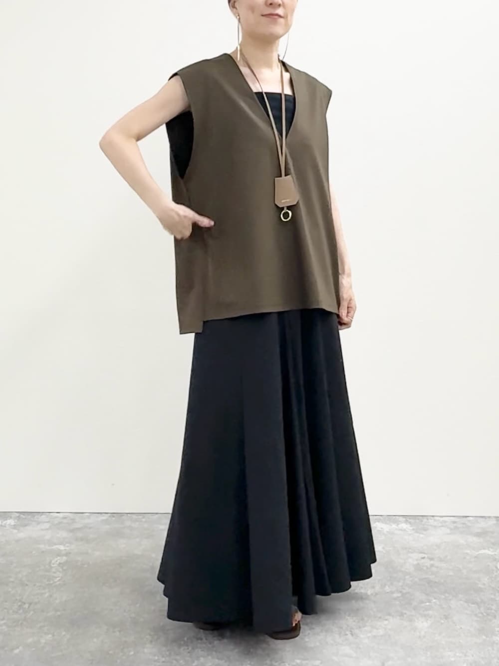 「レイヤードスタイル、雨の日コーデ、ロングスカート、夏コーデ、マーメイドスカート、大人かわいい、ベスト、40代ファッション、UVカット、楽チンコーデ、シンプル、ゆるコーデ」｜「grace grace の【grace grace/グラスグラス】【PR林☆別注アイテム】ビジューロングピアス（ピアス（両耳用）、ゴールド系）」を使った、yamaguchiさん（骨格ナチュラル・レディース・163cm）の夏コーディネートの7枚目の写真